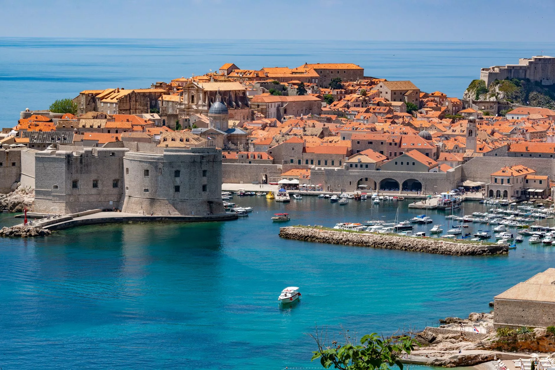 Dubrovnik surlarının dışından çekilmiş, turkuaz sularla çevrili tarihi kale manzarası