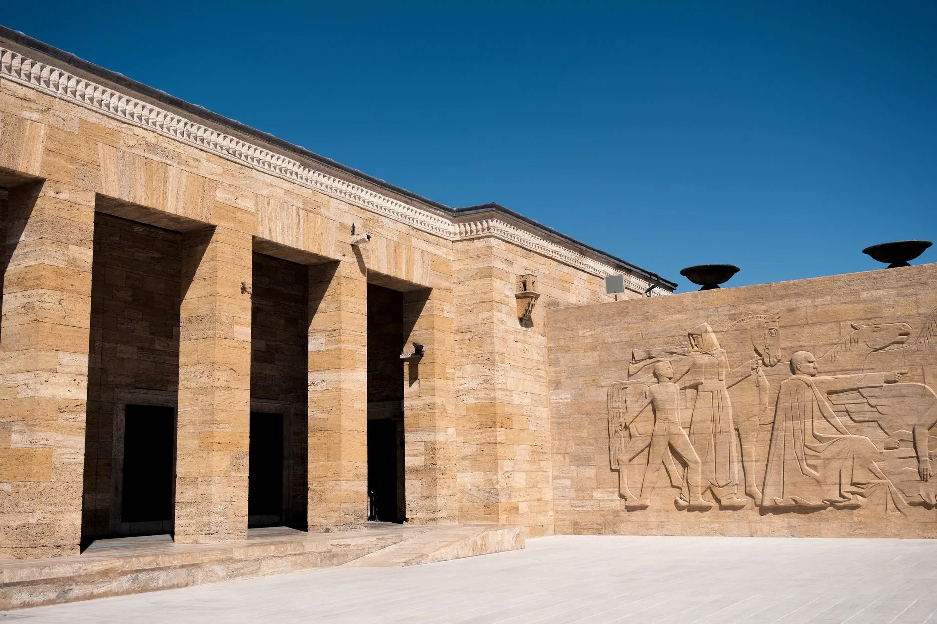Taşkent + Özbekistan Devlet Sanat Müzesi cephesi ve beton rölyefler