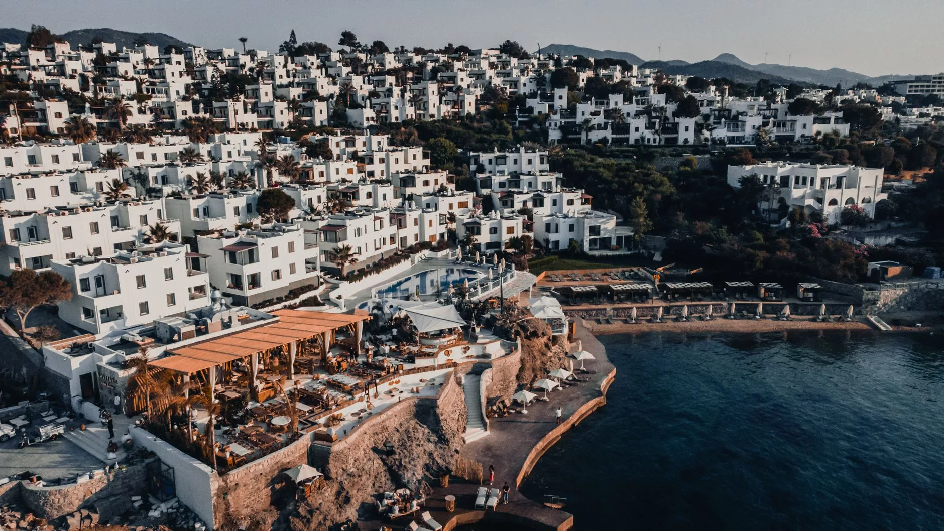Bodrum sahiline bakan yerel bir restoranda servis edilen zeytinyağlı kabak çiçeği dolması