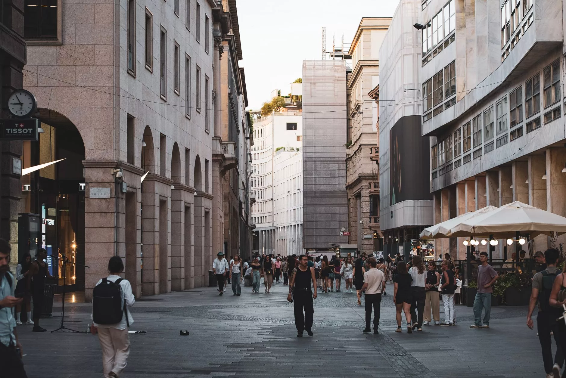 Milano'nun şık bir kafesinde kahve içen insanlar
