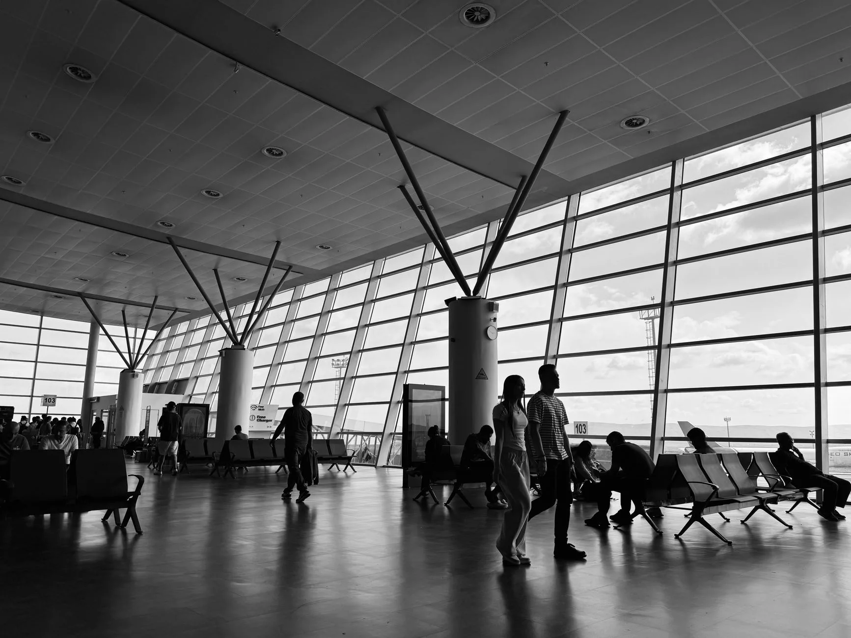 Yabancı bir ülkede modern bir hastane bekleme salonu ve elinde pasaport tutan bir gezgin