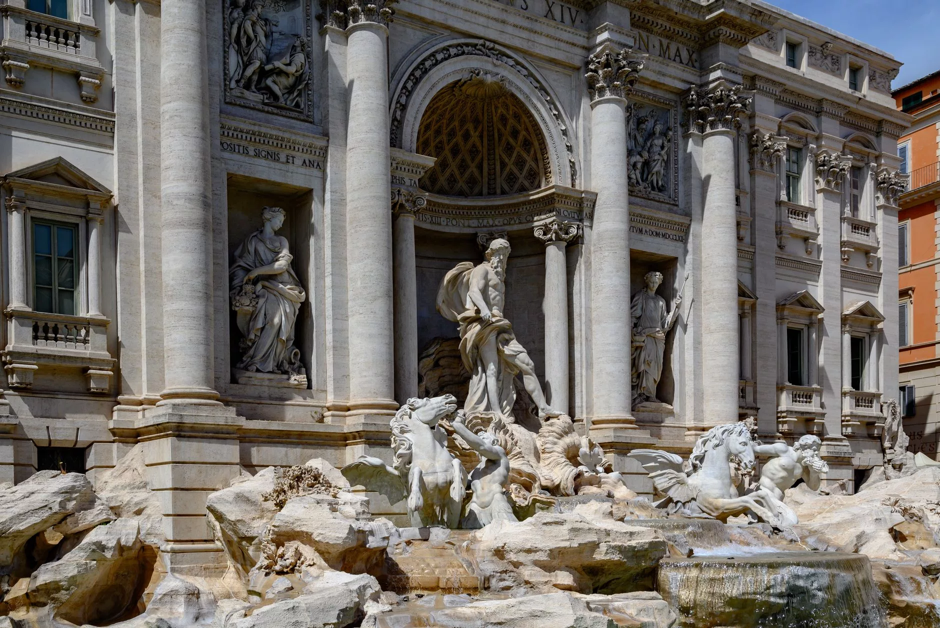 Roma + Trevi Çeşmesi ve etrafındaki kalabalık turistler