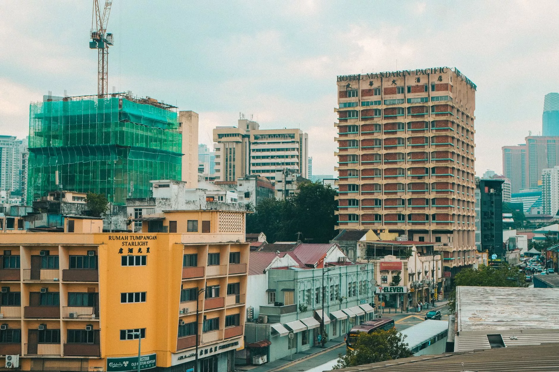Kuala Lumpur Kampung Baru ahşap evler arka planda kuleler