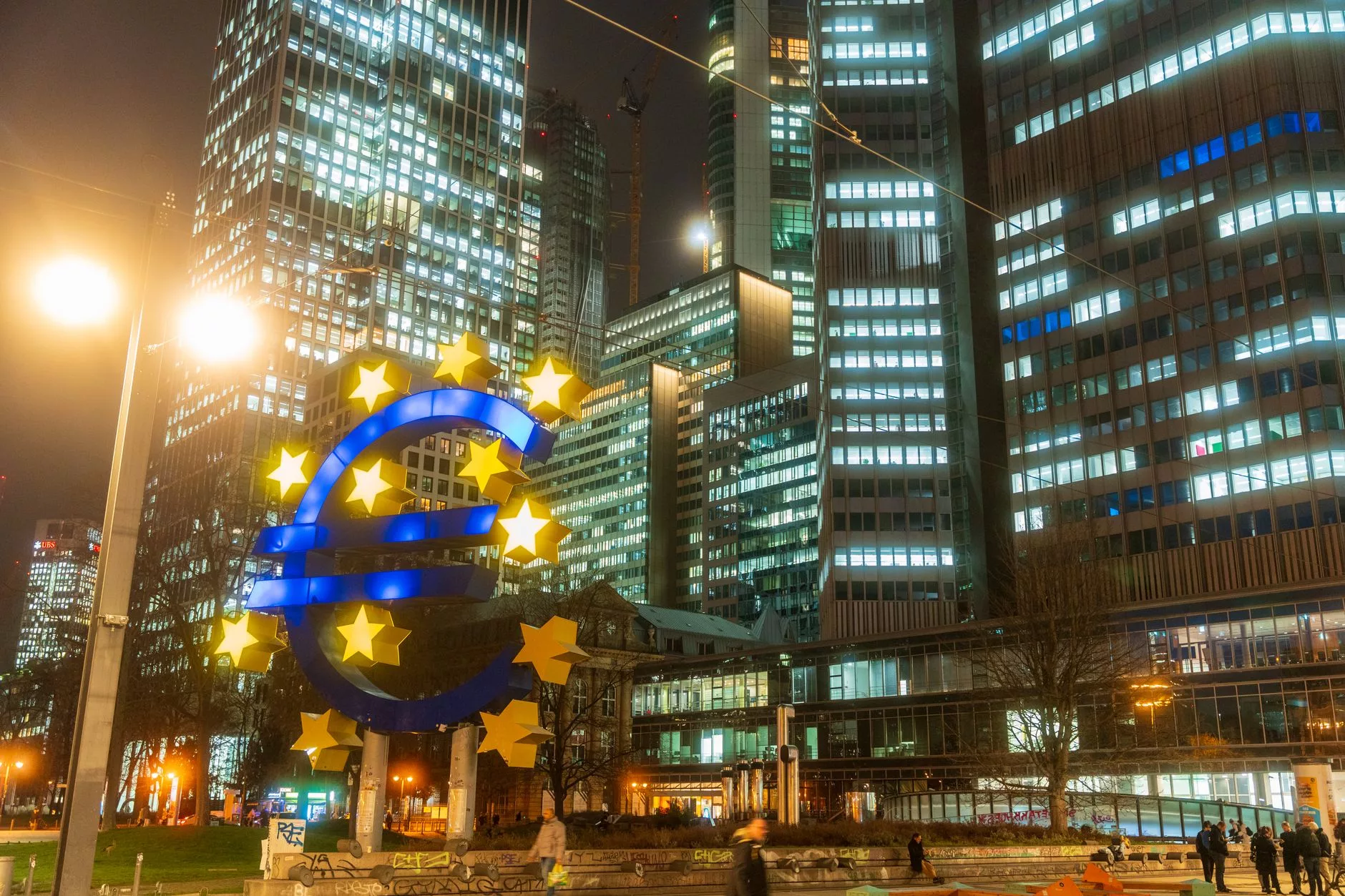 Frankfurt Willy-Brandt-Platz Euro Heykeli ve Bankenviertel Gökdelenleri