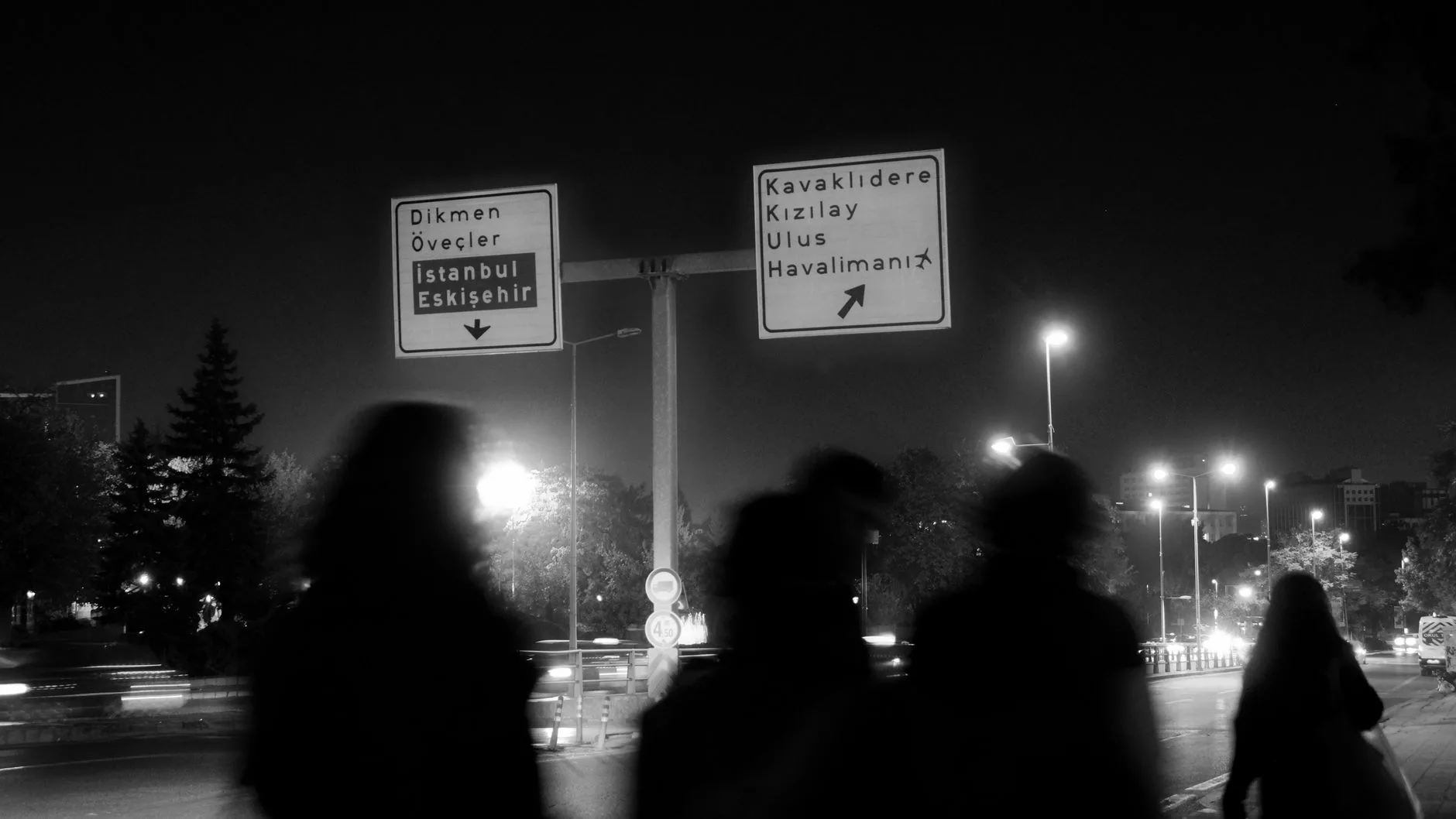 Havalimanı terminalinde yönlendirme tabelaları ve yürüyen yollar