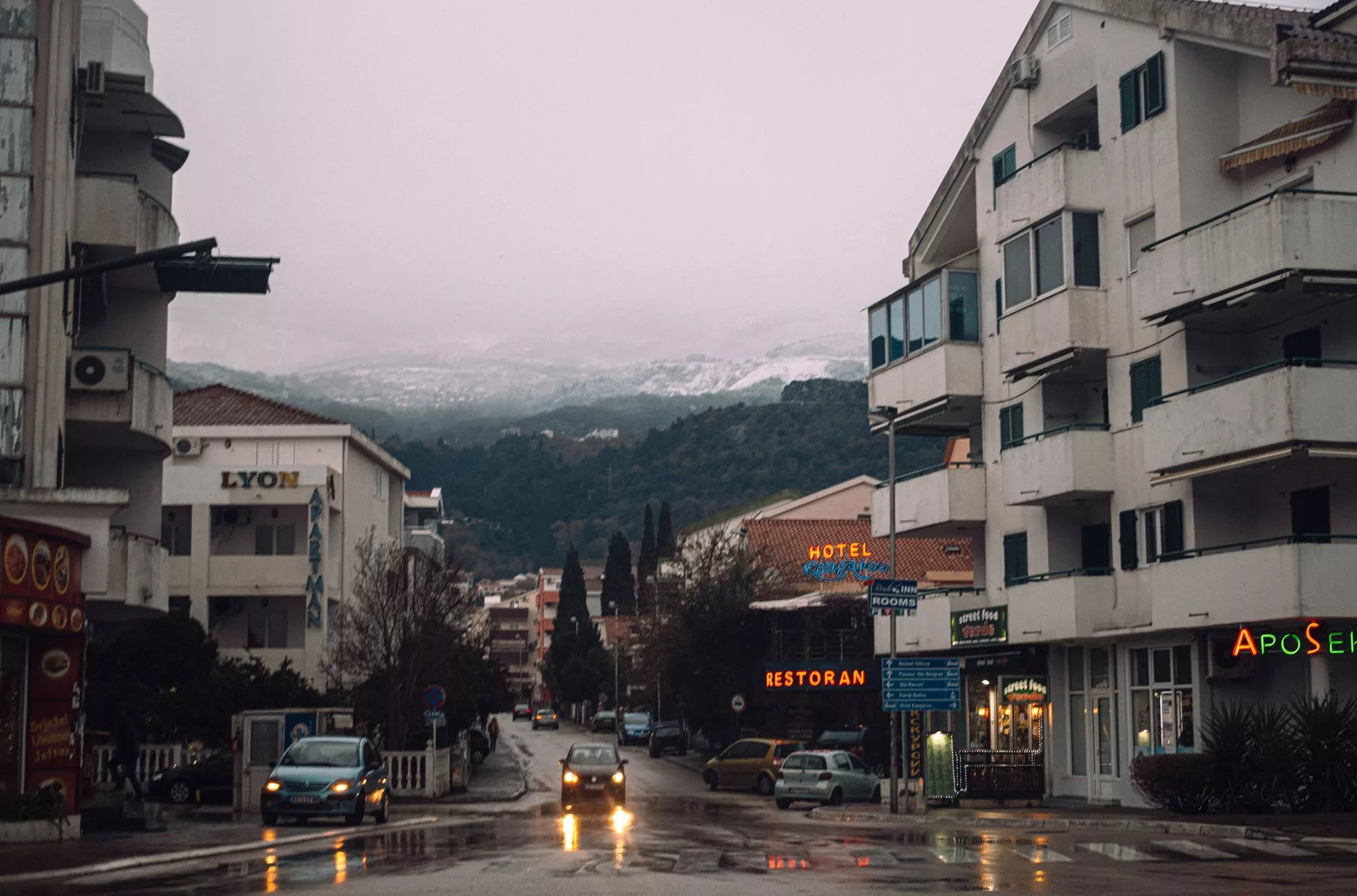 Cenevre Eski Sehir sokaklari ve geleneksel restoran cepheleri