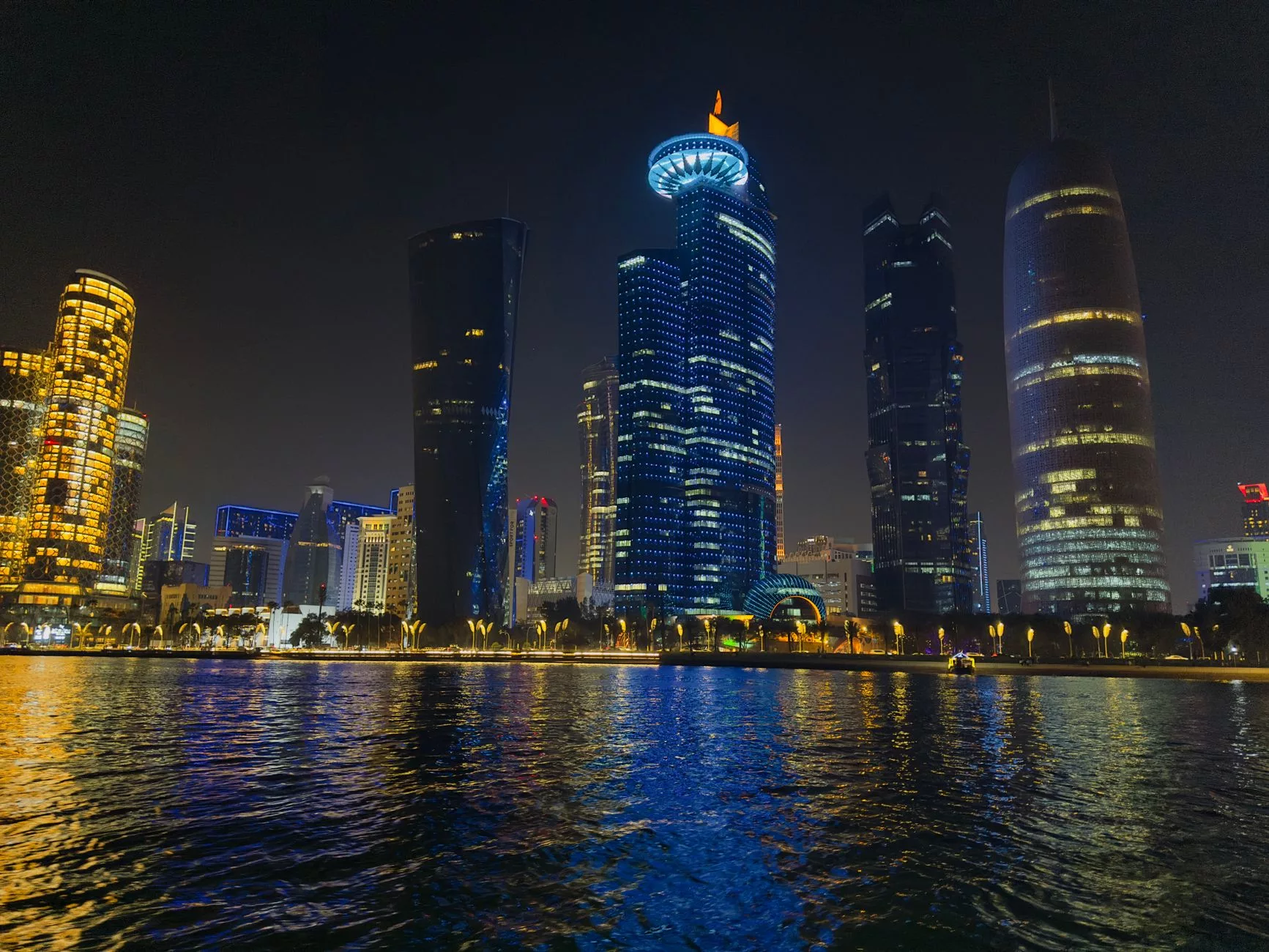 Doha gece ışıkları ve sahil yolu