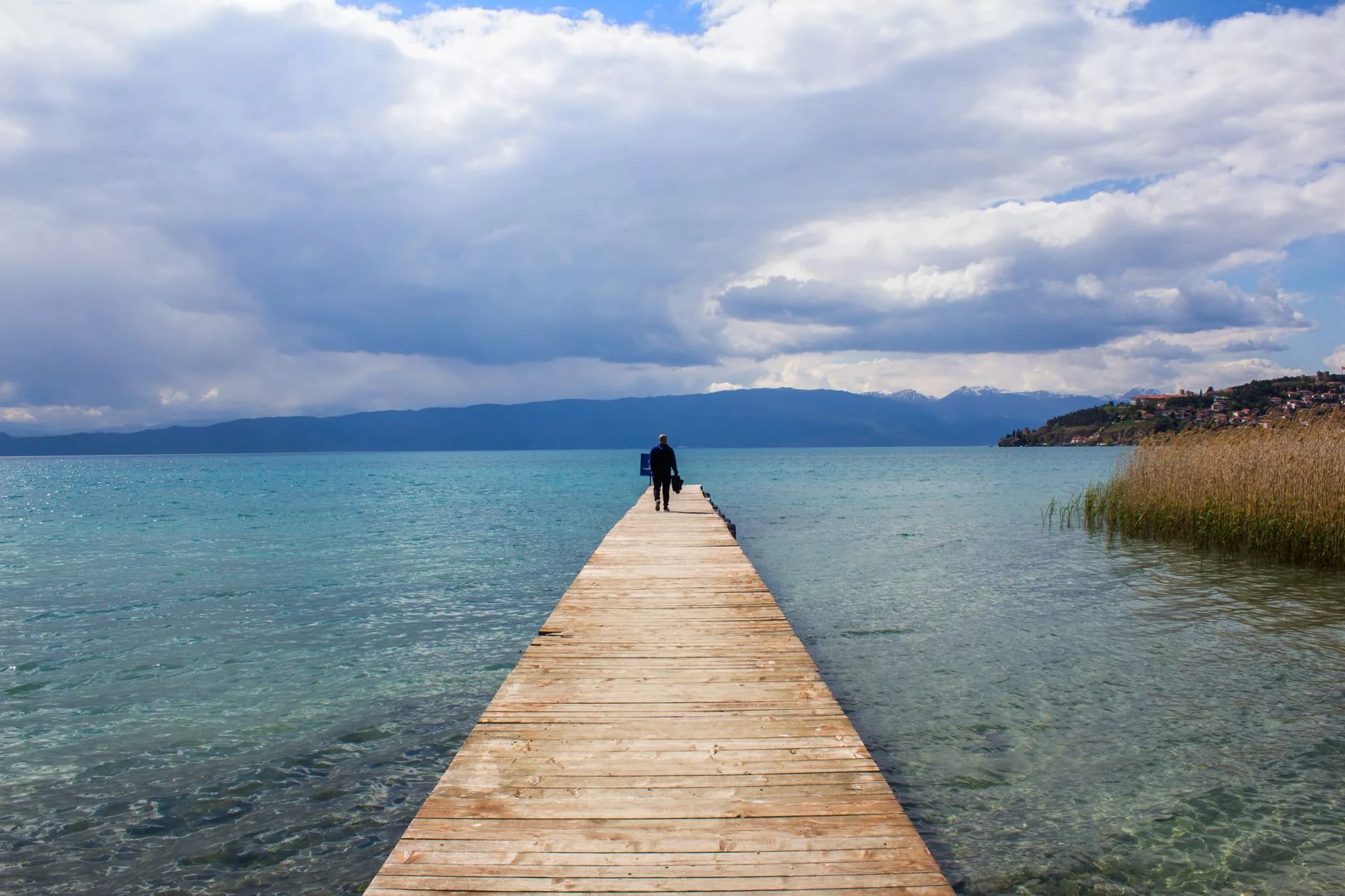 Ohrid göl kenarında bisiklet süren gezginler