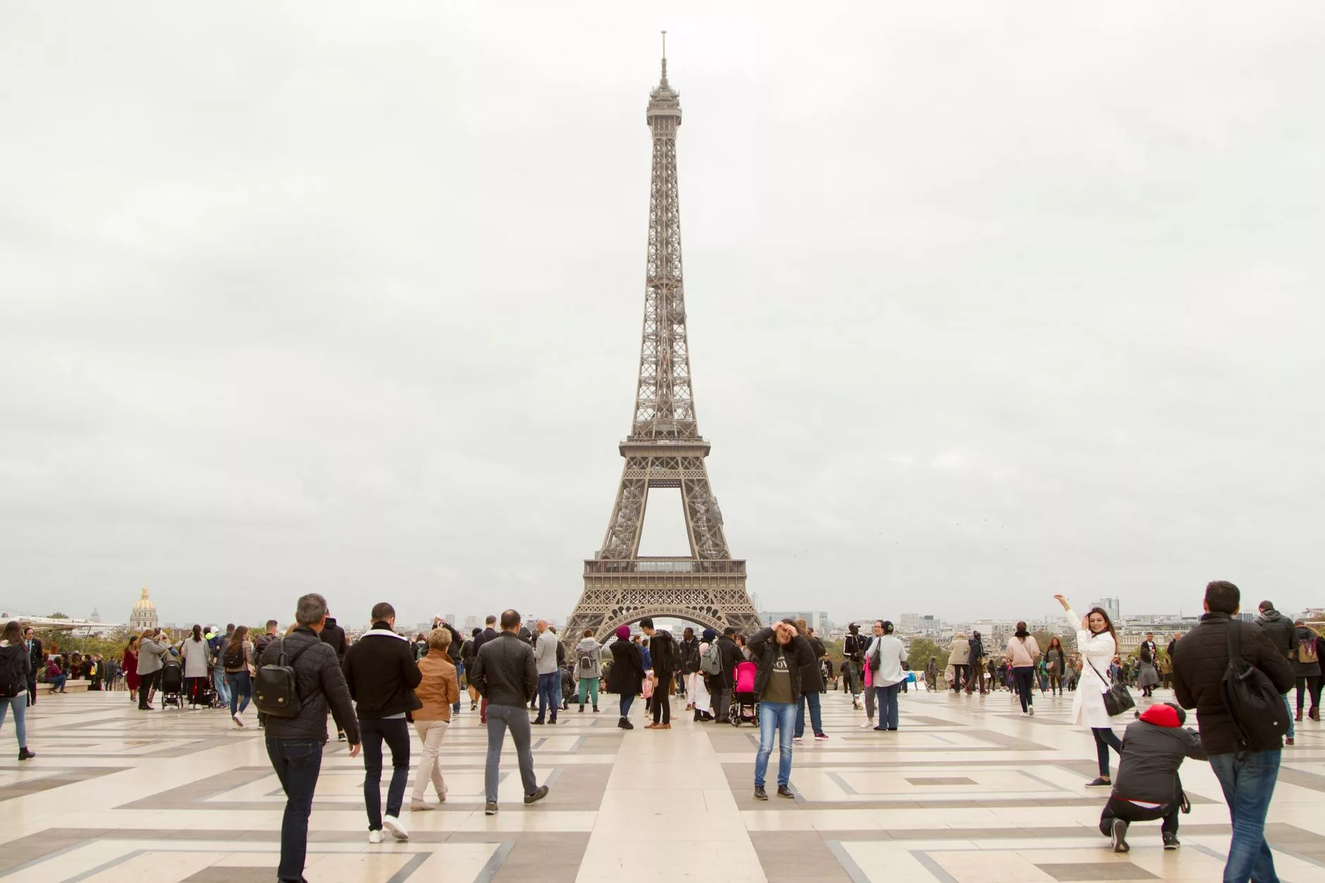 Paris Eyfel Kulesi ve Trocadero Meydani