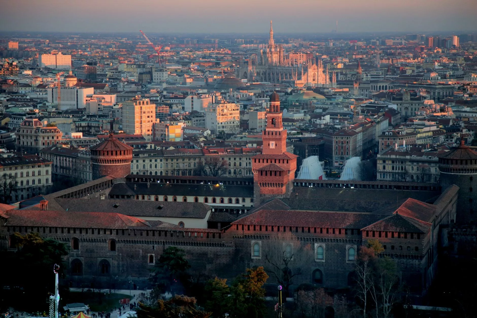 Milano Duomo Meydanı'nda gün batımı yansıması