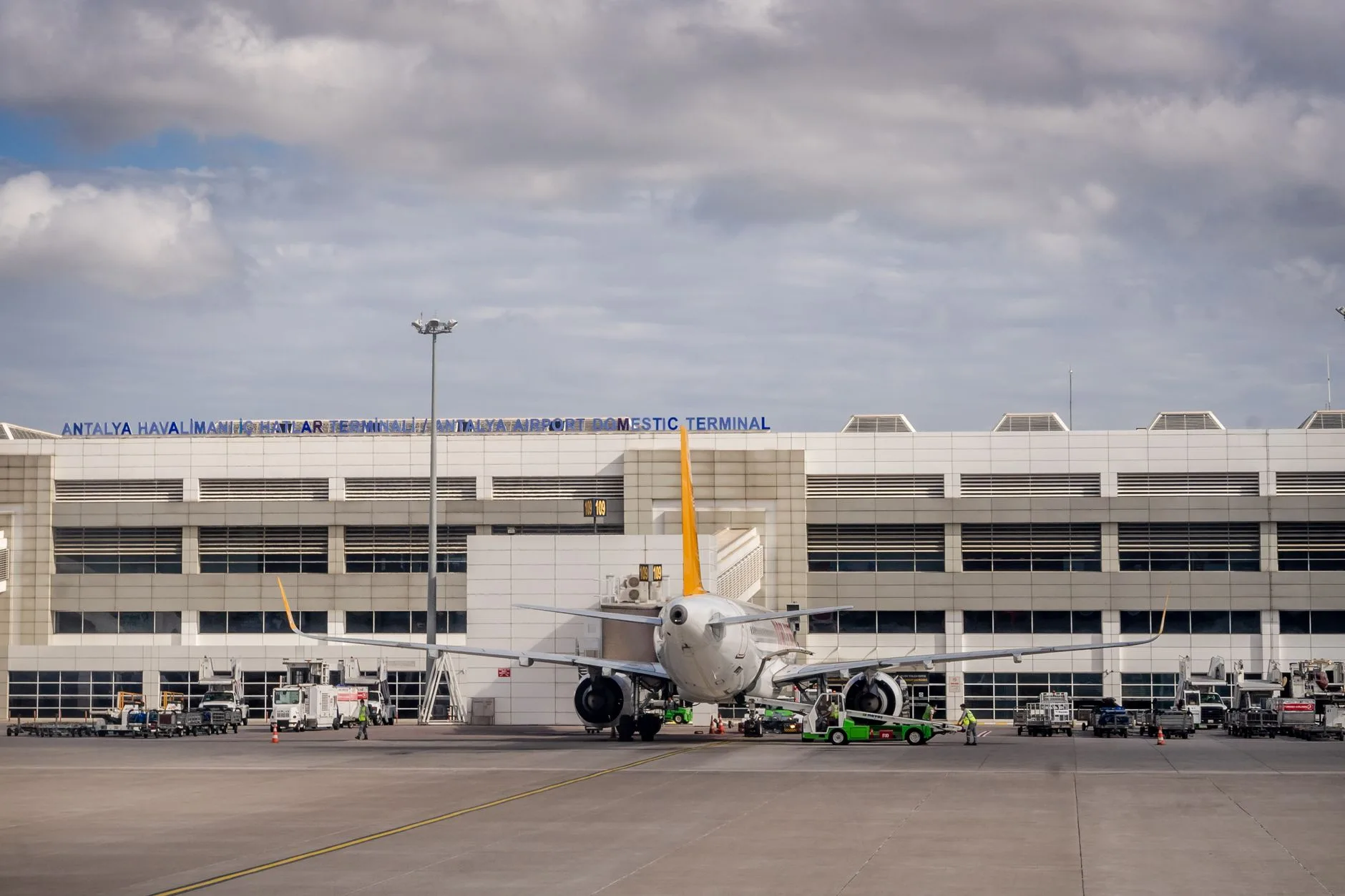 Antalya Havalimanı terminal binası dış görünümü