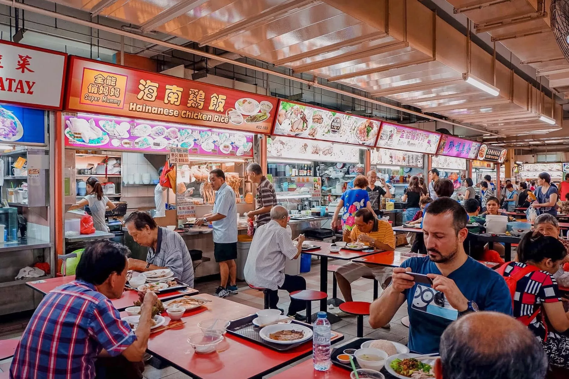 Singapur Maxwell Food Centre lezzet tezgahları