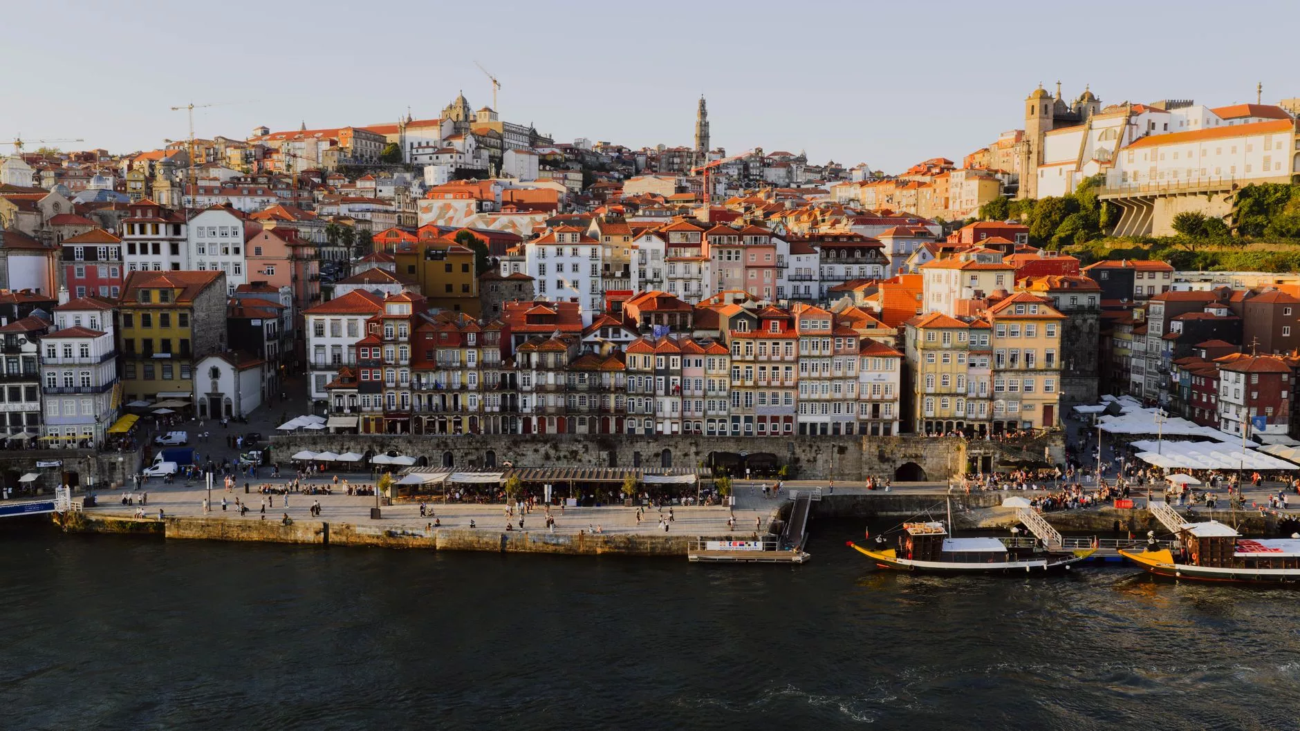 Porto Baixa bölgesi ve hareketli sokaklar