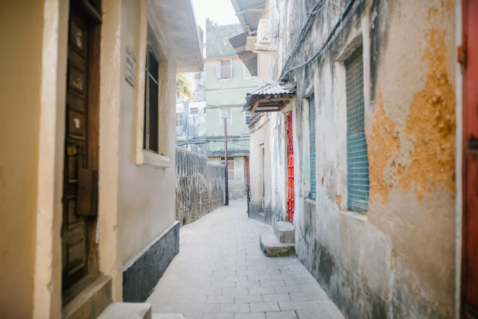 Stone Town tarihi kapılar ve dar ara sokaklar