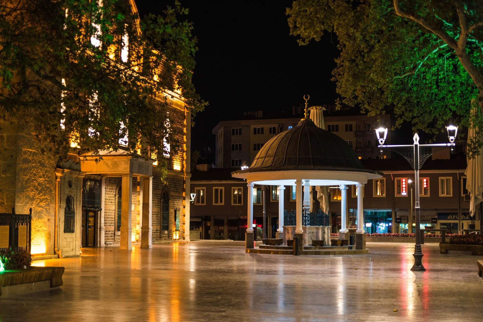Saraybosna + Sebilj Çeşmesi gece ışıkları