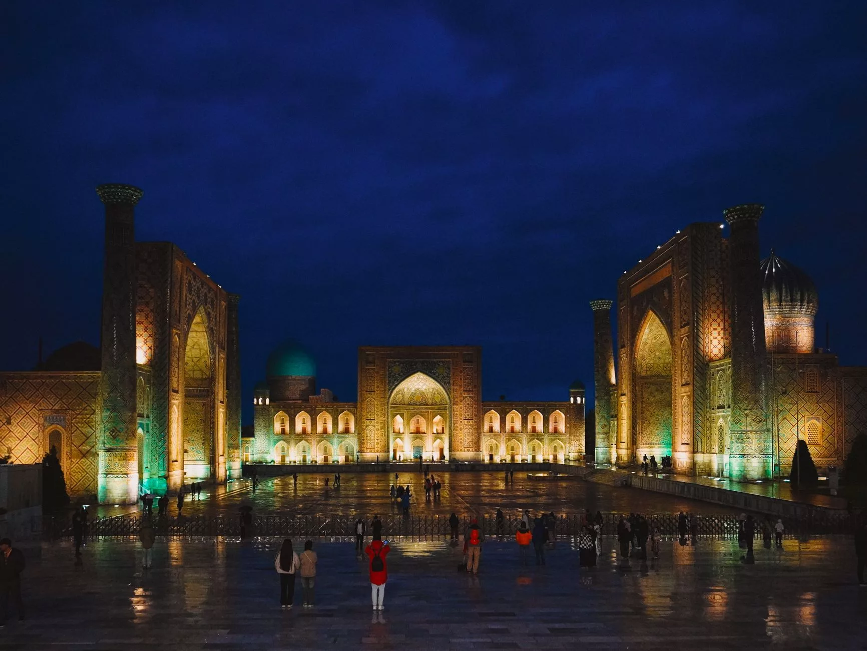 Semerkant Registan Meydanı akşam ışıklandırması