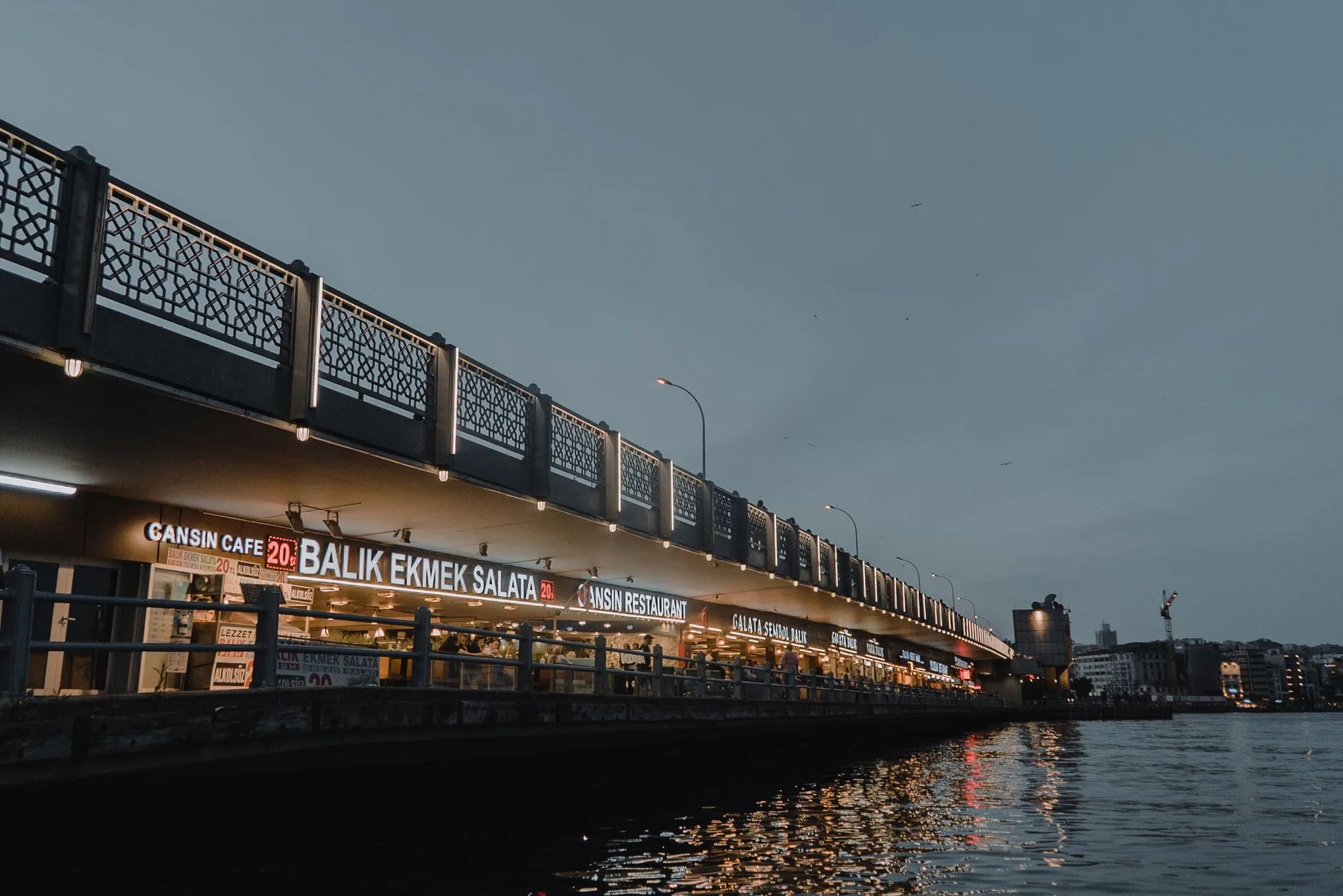 Hamburg Landungsbruecken sahilindeki balik restorani