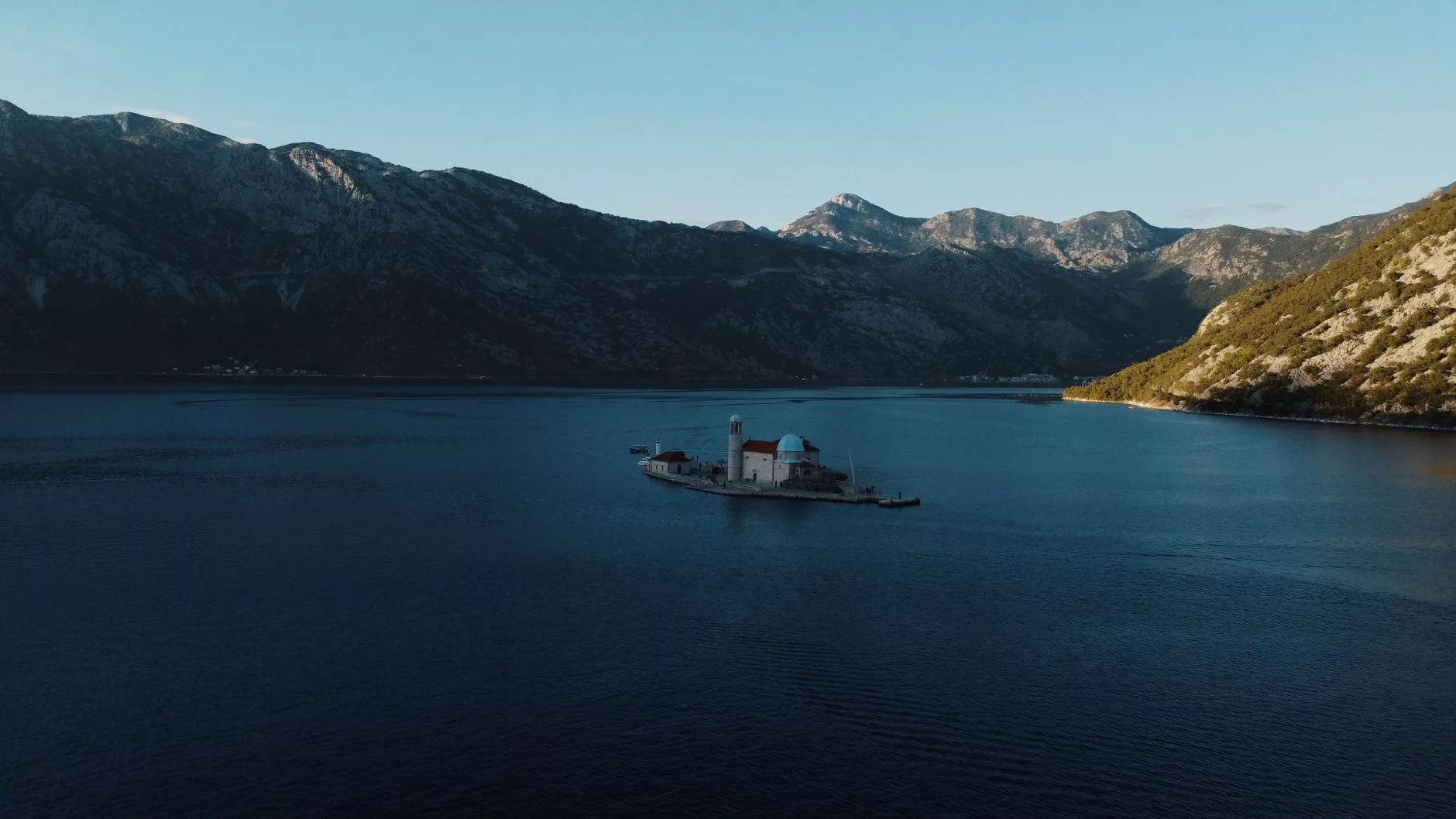 Kotor eski şehir surları ve körfez manzarası