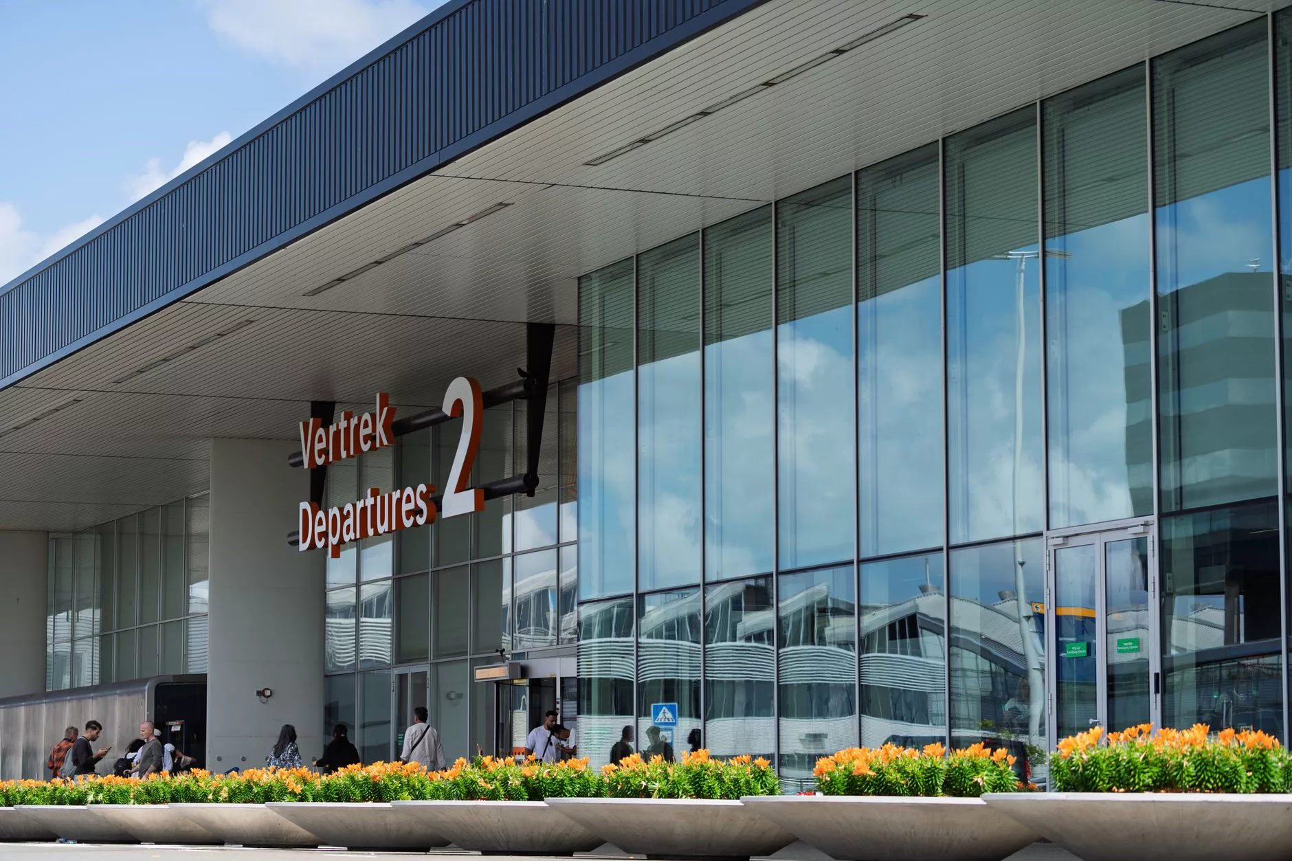 Sofya Havalimanı Terminal 2 giriş kapısı