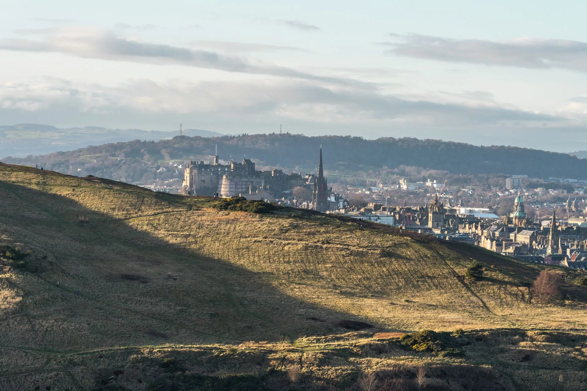 Edinburgh Castle ve surlarının sabah sisindeki panoramik görünümü