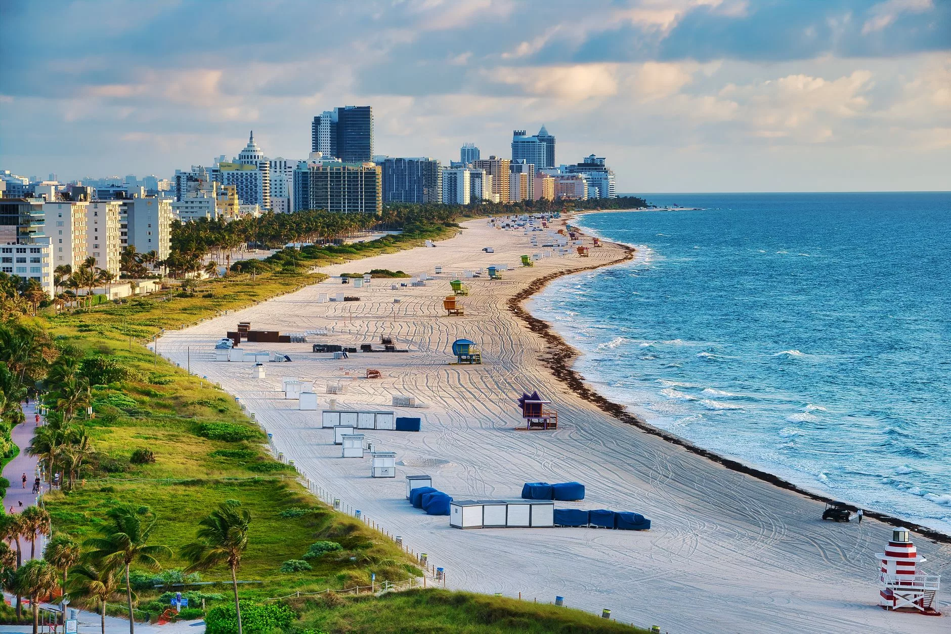 Miami South Beach plajında fırtına öncesi gökyüzü ve boş kumsallar