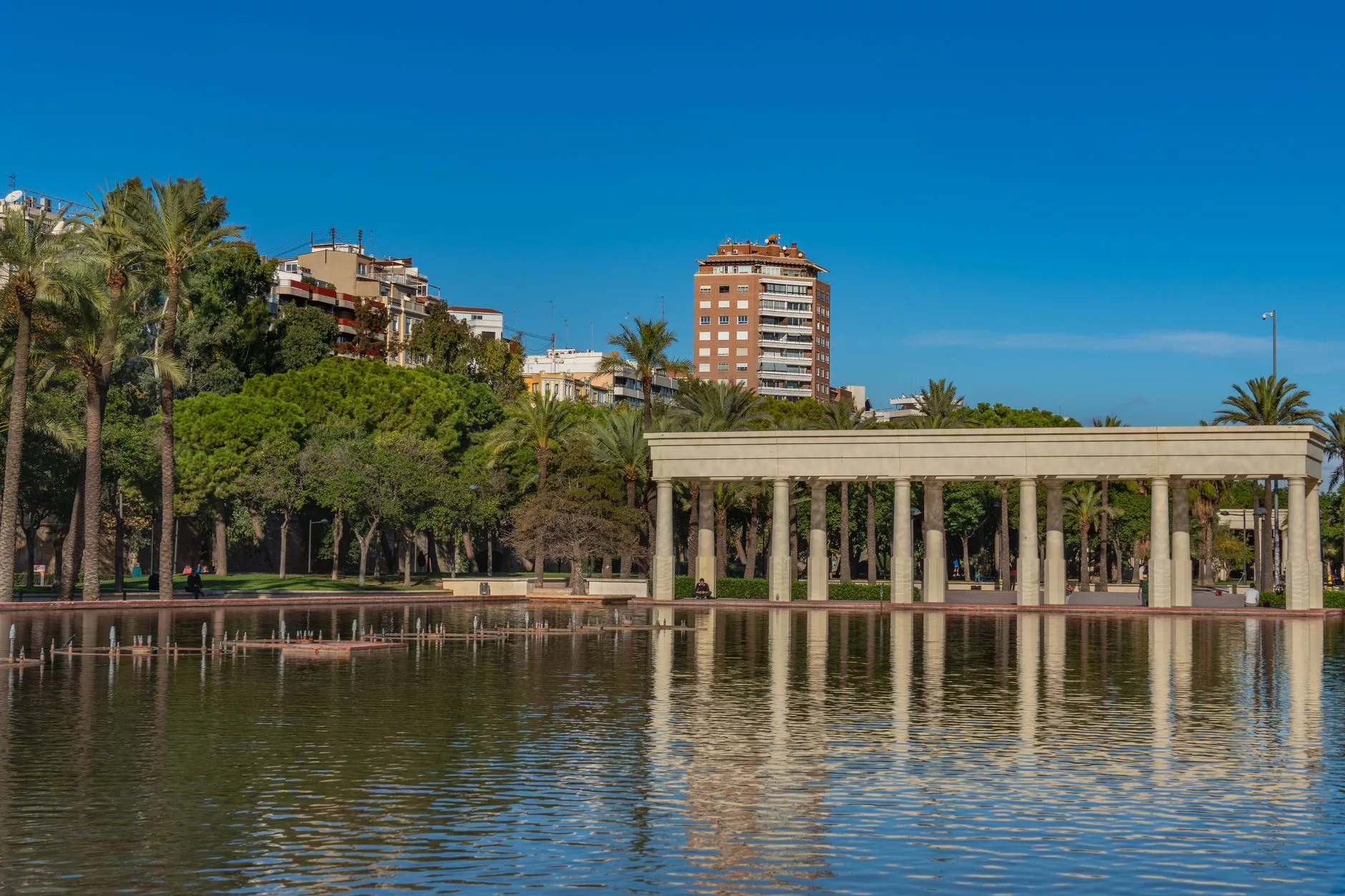 Valensiya Turia Parkı ve köprü manzarası