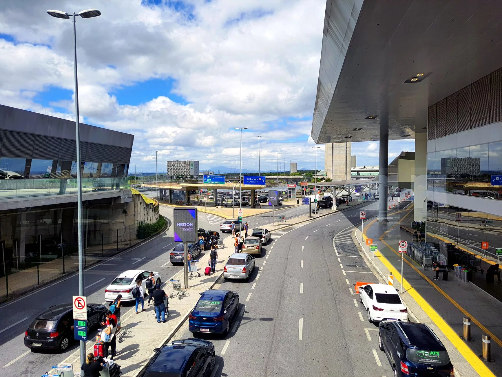Lizbon Havalimanı metro istasyonu gişeleri ve sarı hat yönlendiricileri