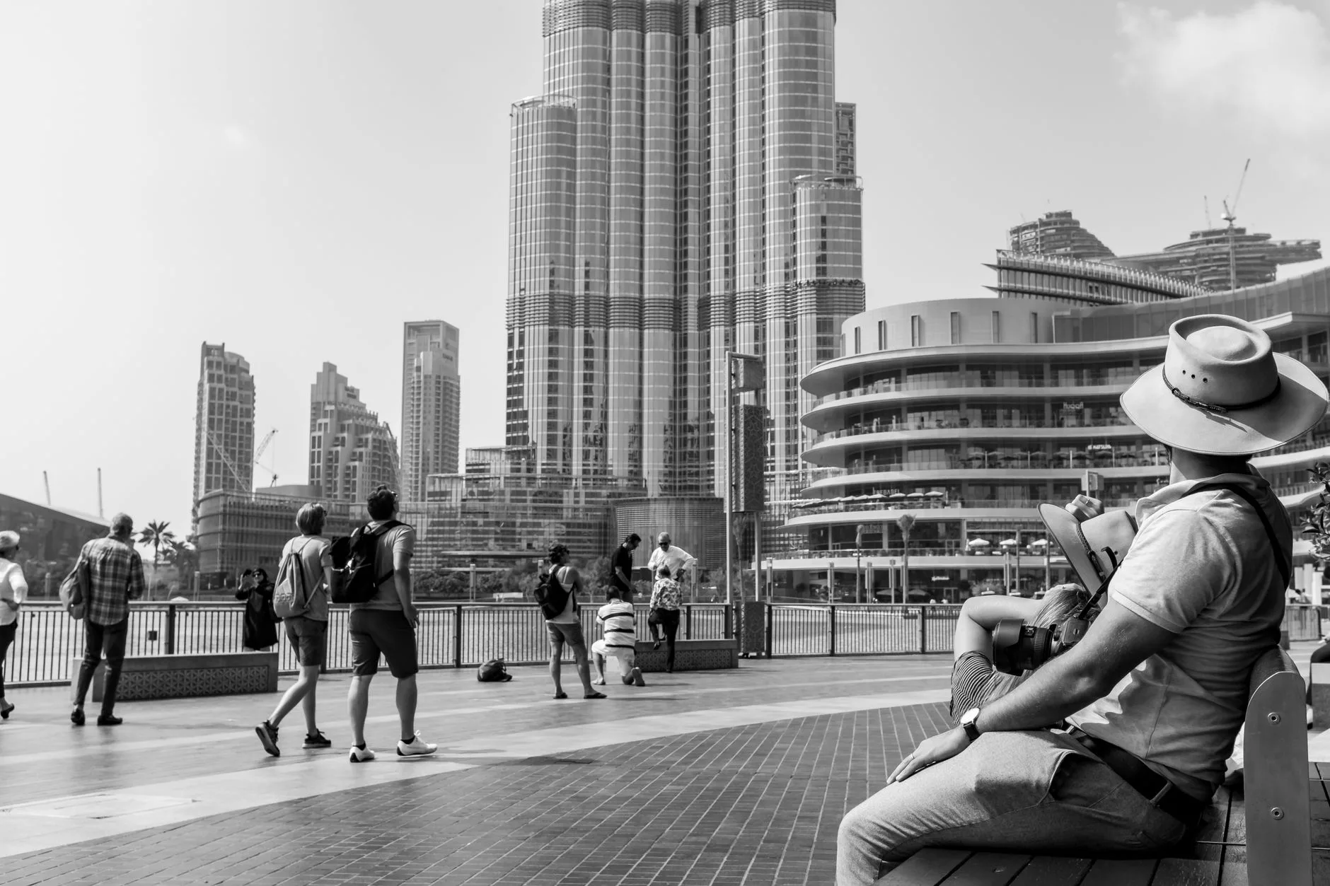 Burj Khalifa manzaralı bir kafede oturan gezgin