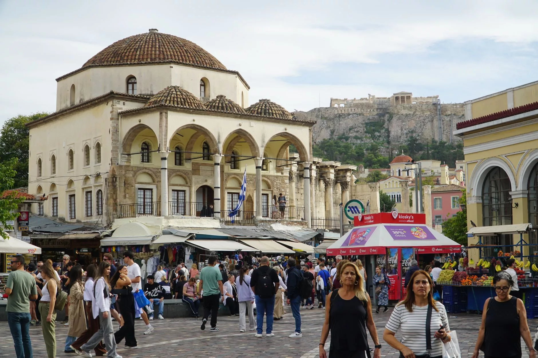 Atina'nın hareketli Monastiraki pazarı ve yerel bir sokak kafesi