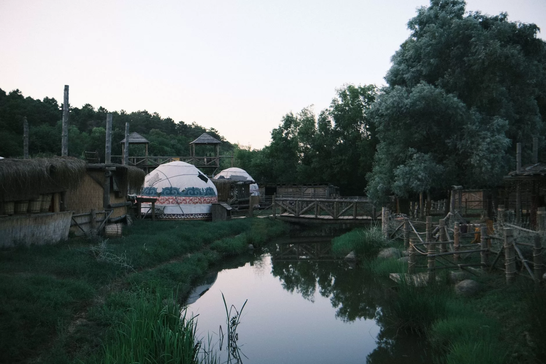 bir hastane resepsiyonunda bekleyen turist