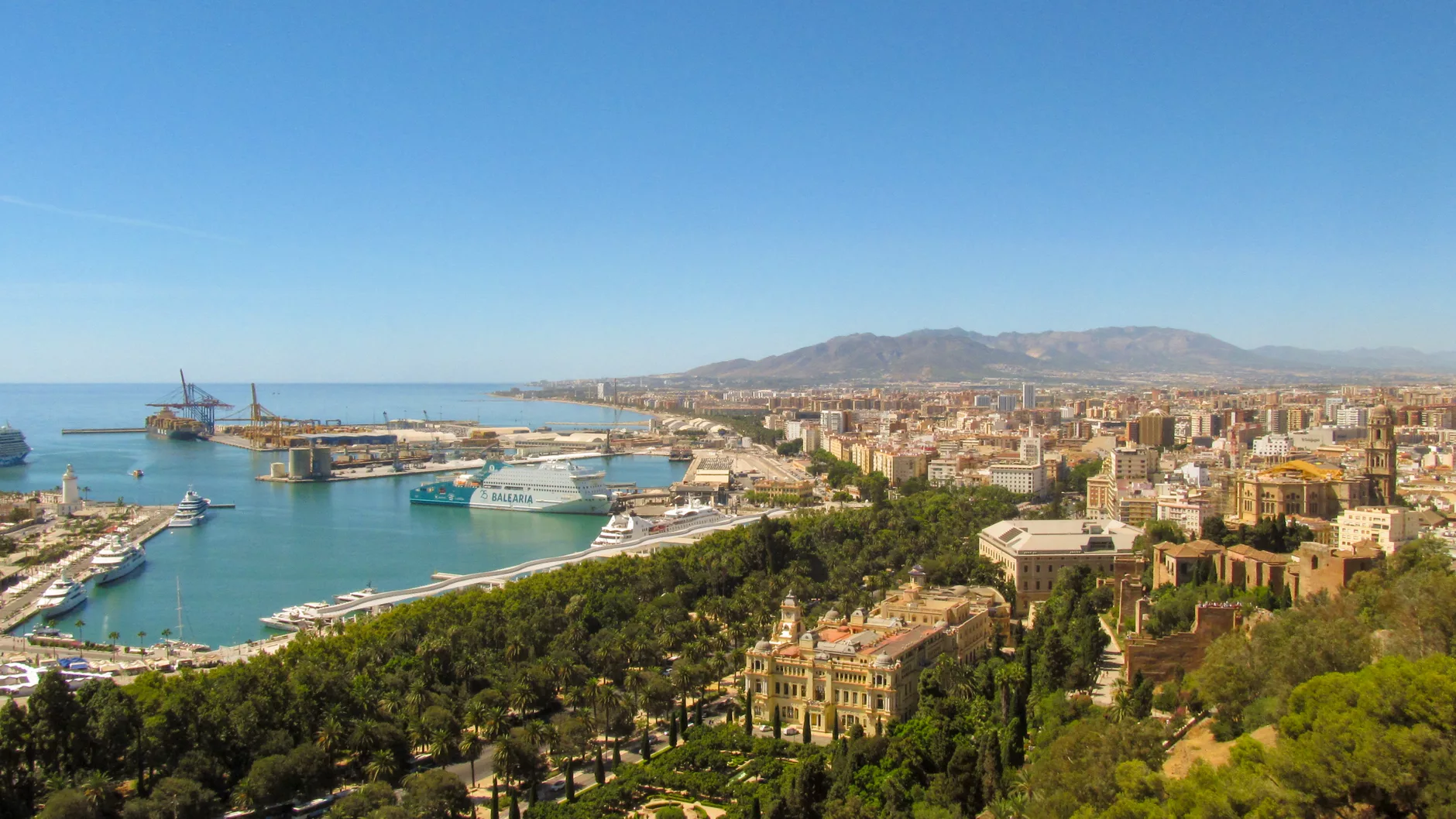 Malaga + tarihi Alcazaba surları ve liman manzarası