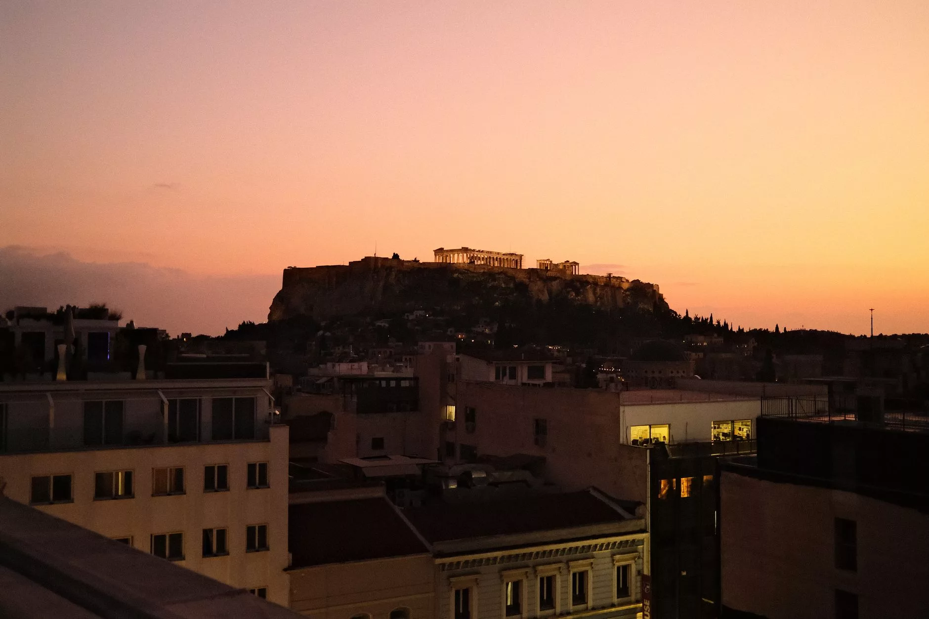 Akropolis ve Parthenon tapınağının gün batımı silüeti