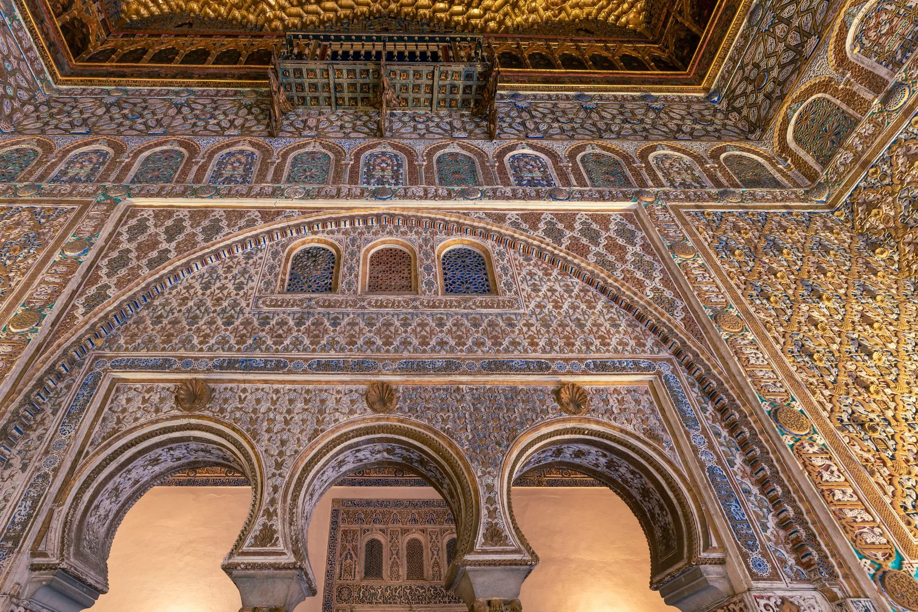 Sevilla Real Alcázar bahçeleri ve saray girişi