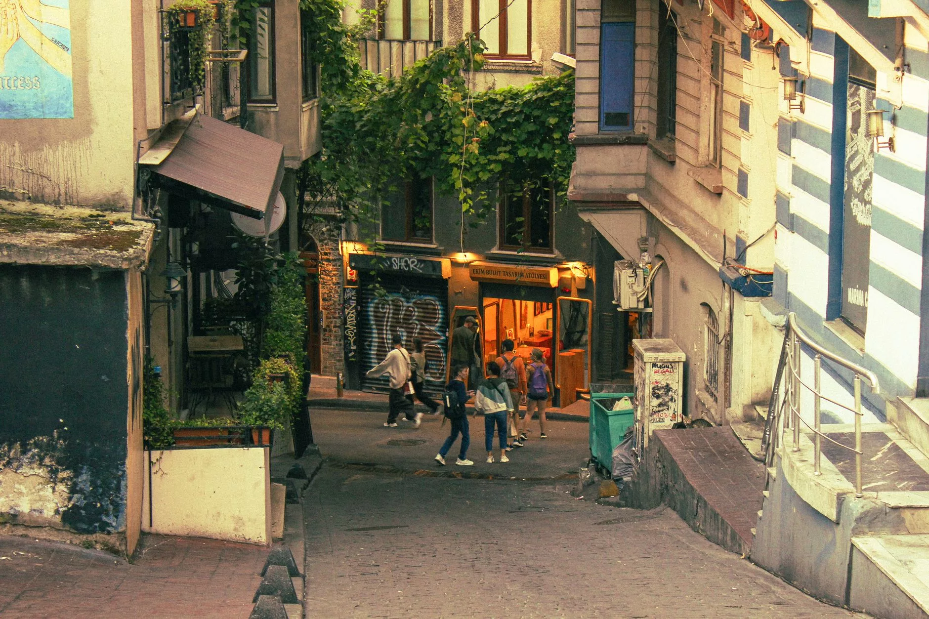 Eski bir Avrupa şehrinin dar sokaklarında yürüyen gezgin