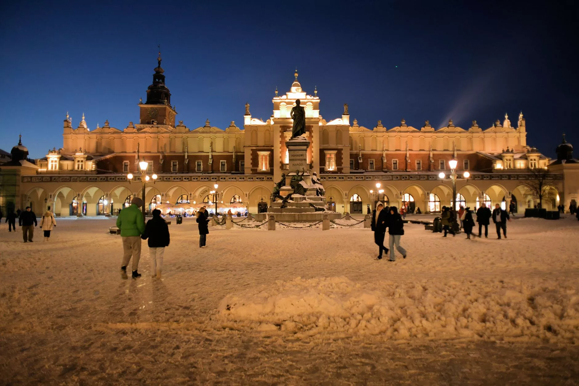 Krakow Ana Meydanı Rynek Glowny'de kar yağarken çekilmiş bir kış manzarası