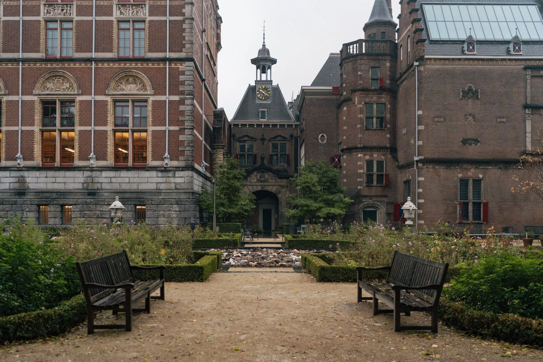 Amsterdam Rijksmuseum binası ve bahçesi