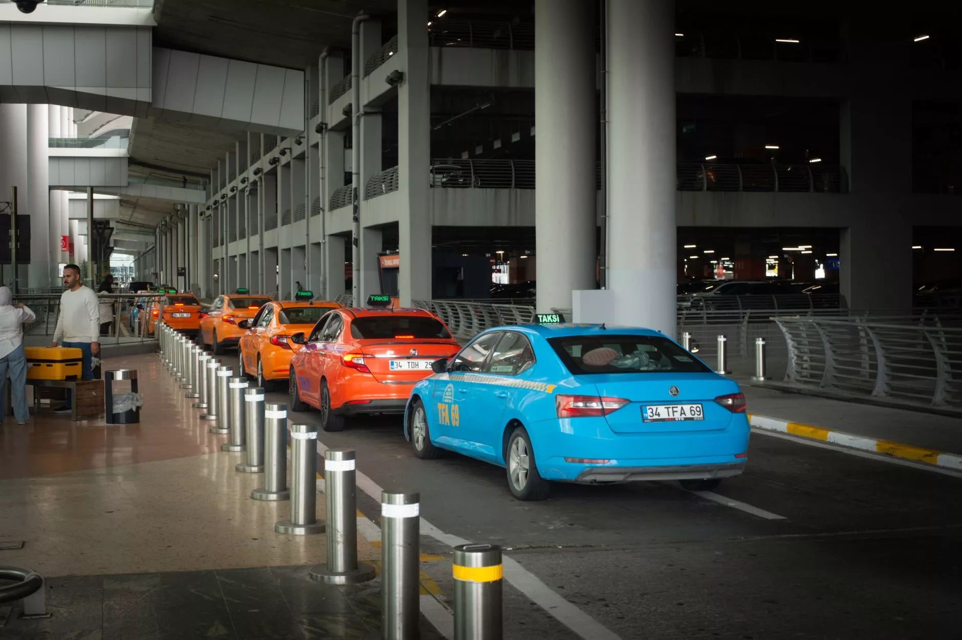 Dubai Uluslararası Havalimanı terminal binası dış cephesi ve taksi durağı