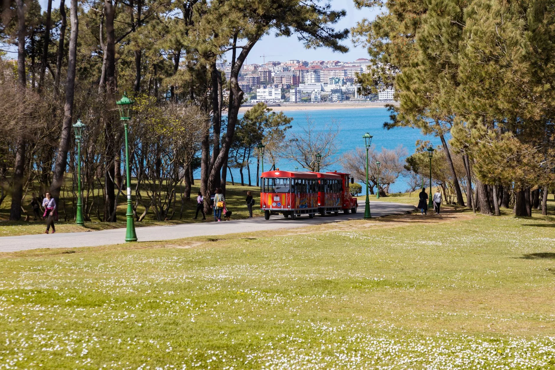 Tejo Nehri kıyısında 28 numaralı nostaljik tramvay
