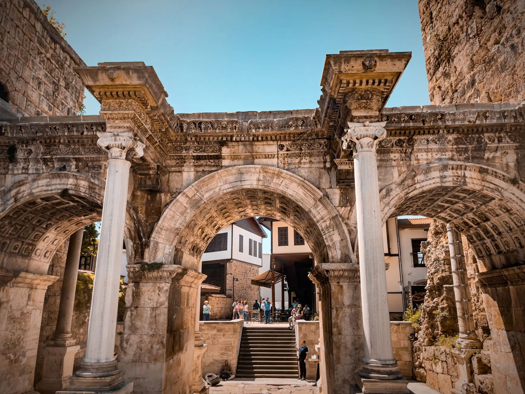 Antalya Kaleici tarihi sokaklari ve Hadrian Kapisi