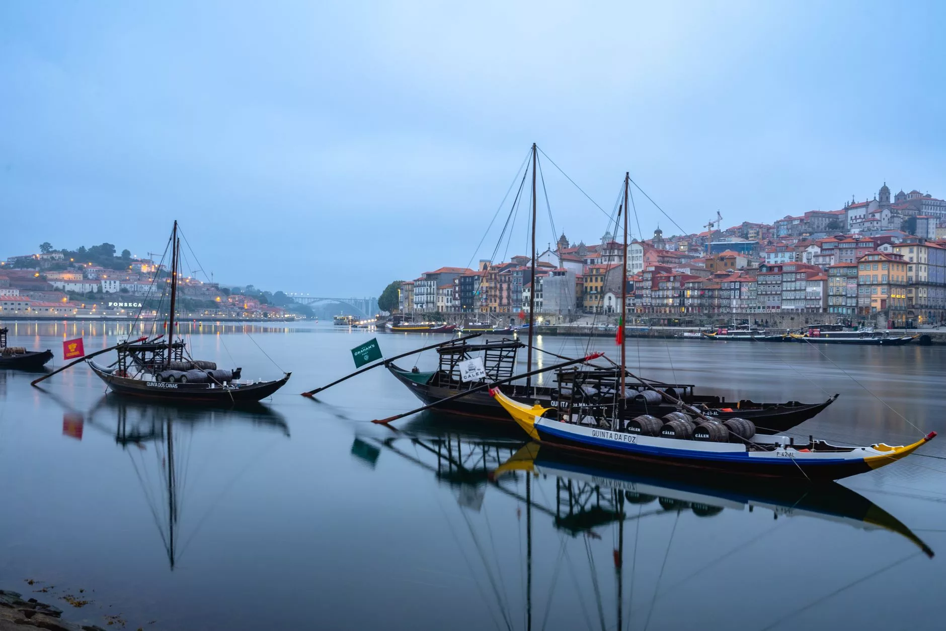 Ribeira bölgesindeki renkli evlerin önünden geçen rabelo tekneleri