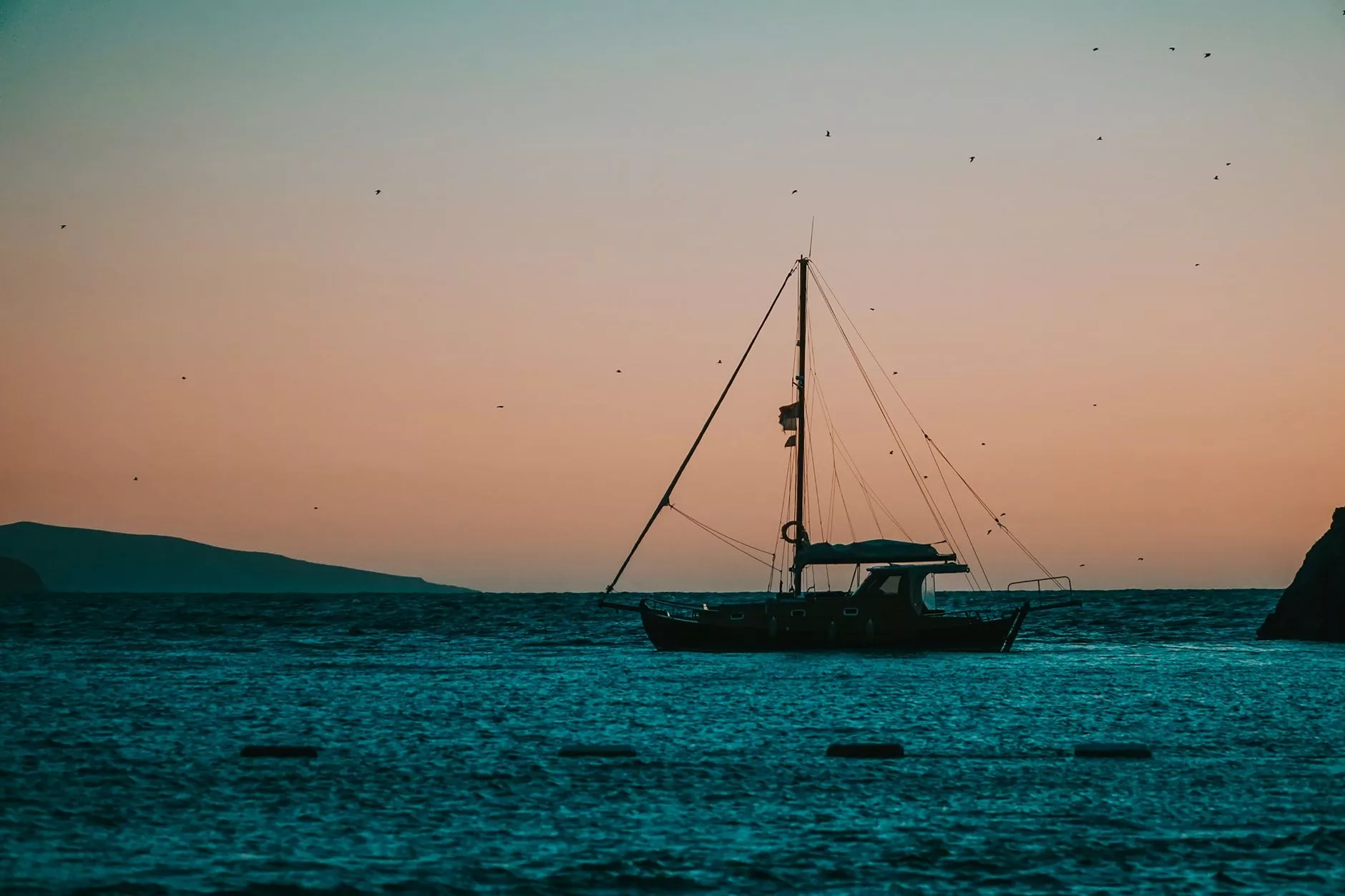 Gün batımında Gümüşlük kıyısında yansıyan balıkçı tekneleri