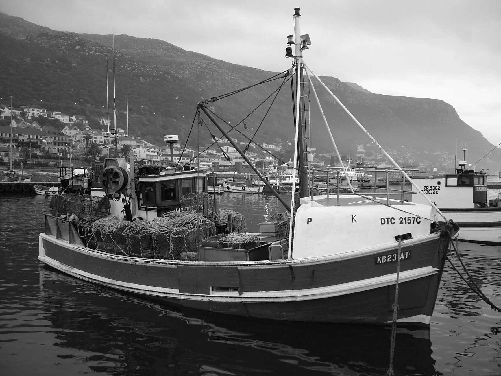 Kalk Bay limanında renkli balıkçı tekneleri
