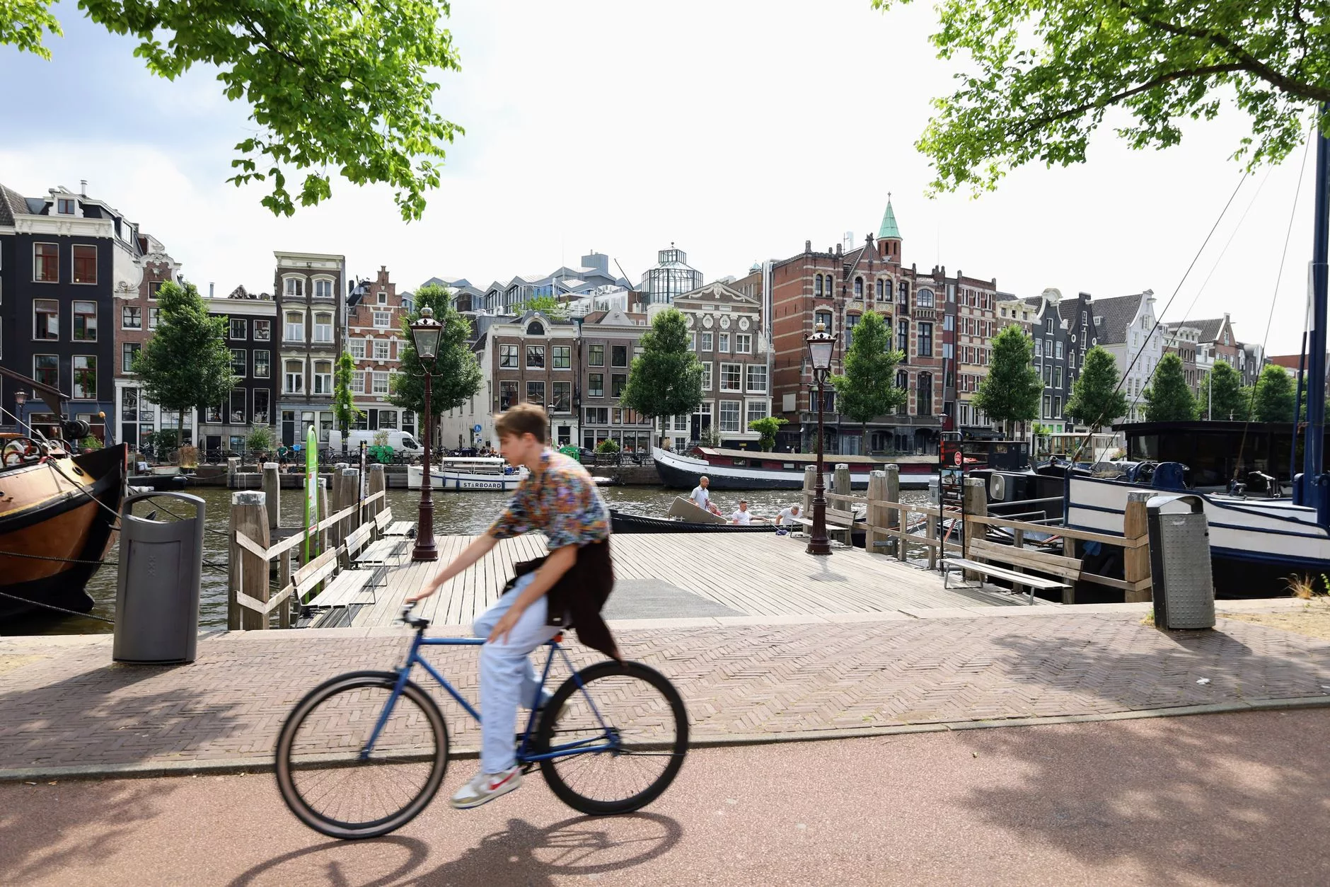 Amsterdam'ın ikonik kanalları ve bisiklet parkı