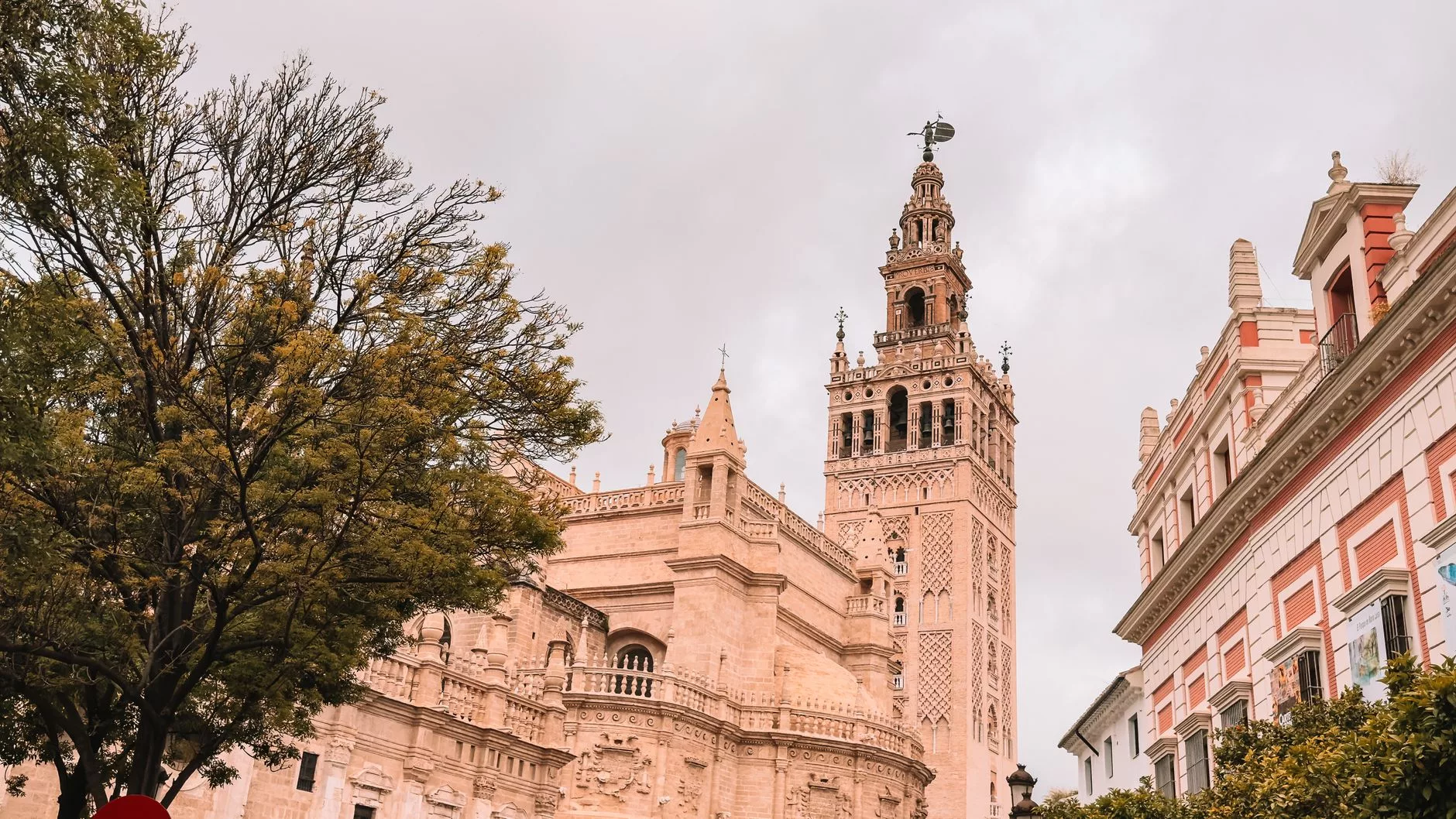 Sevilla Giralda Kulesi ve tarihi sokaklarında gün batımı