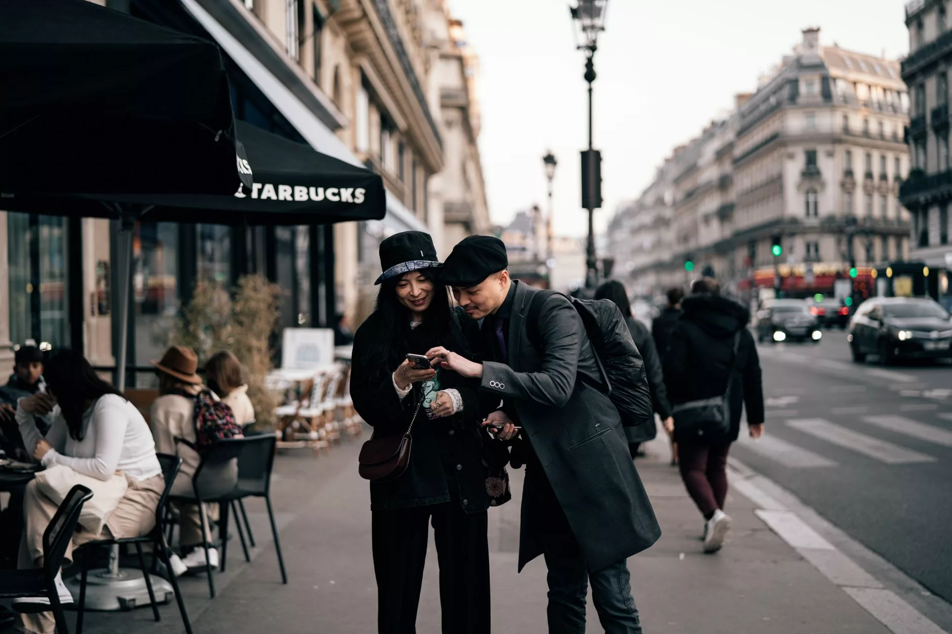 Paris sokak kafesinde kahve içen insanlar