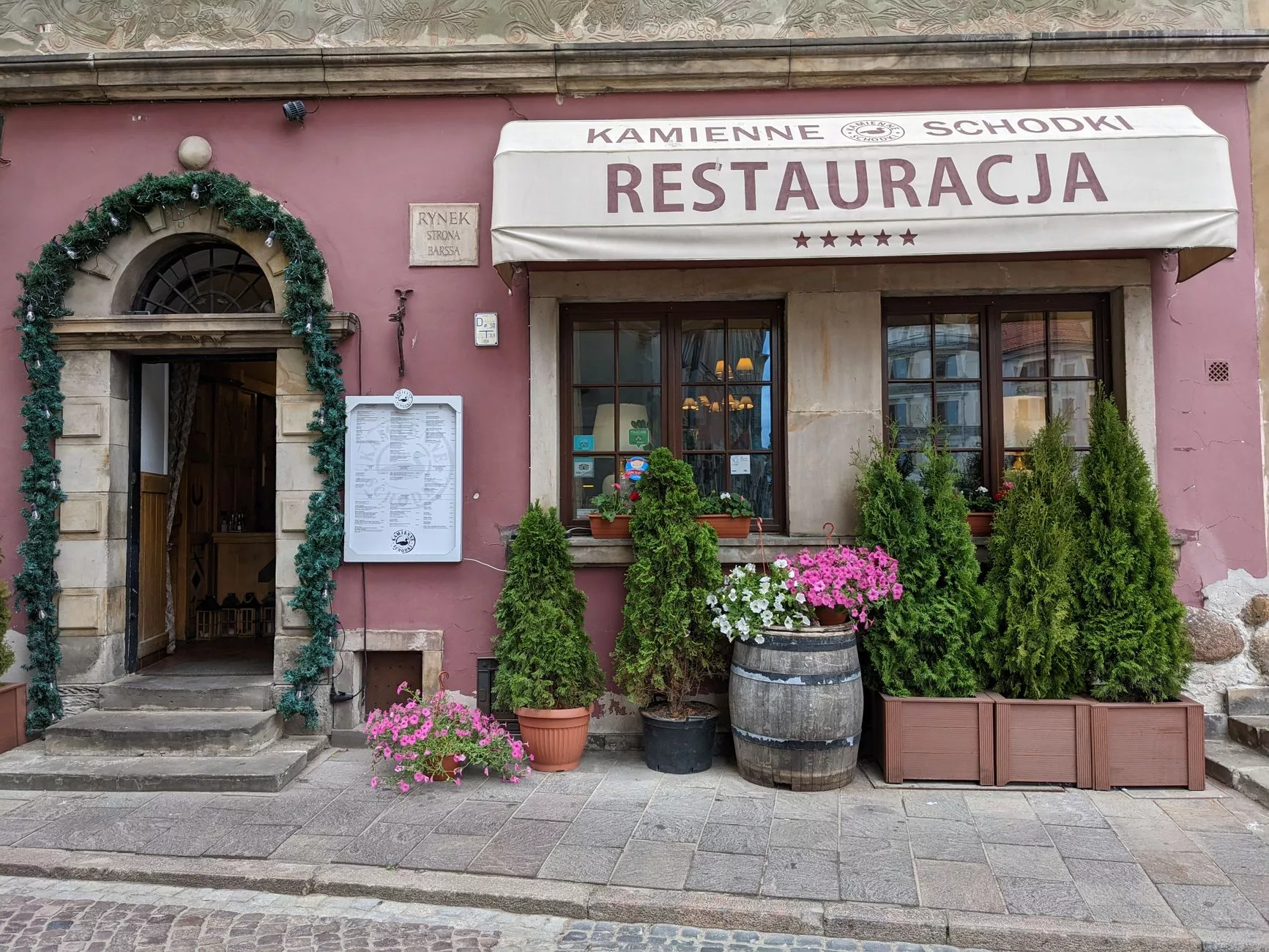Varşova + restoran sahnesi