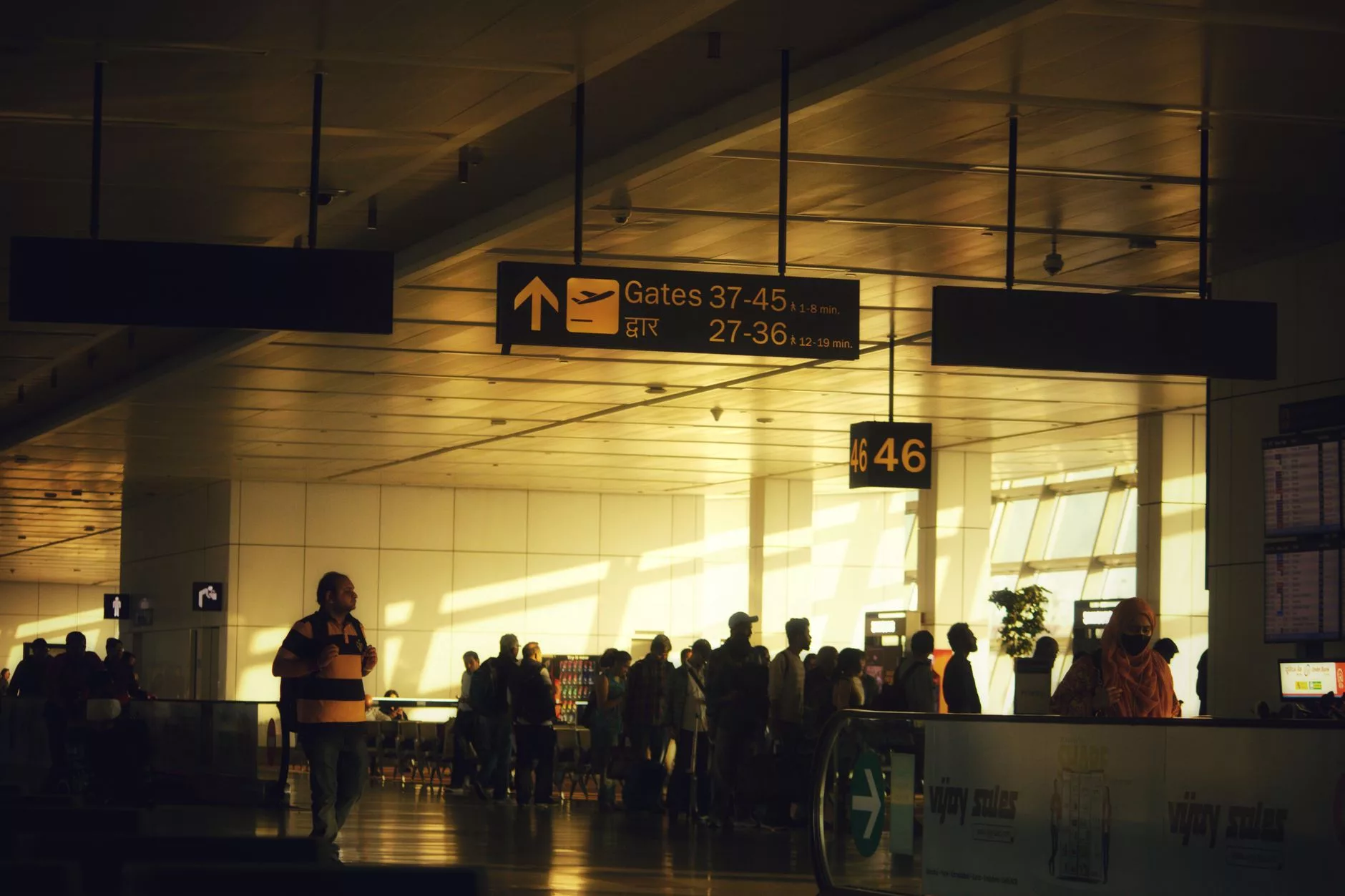 Delhi Indira Gandhi Havalimanı terminal binası girişi