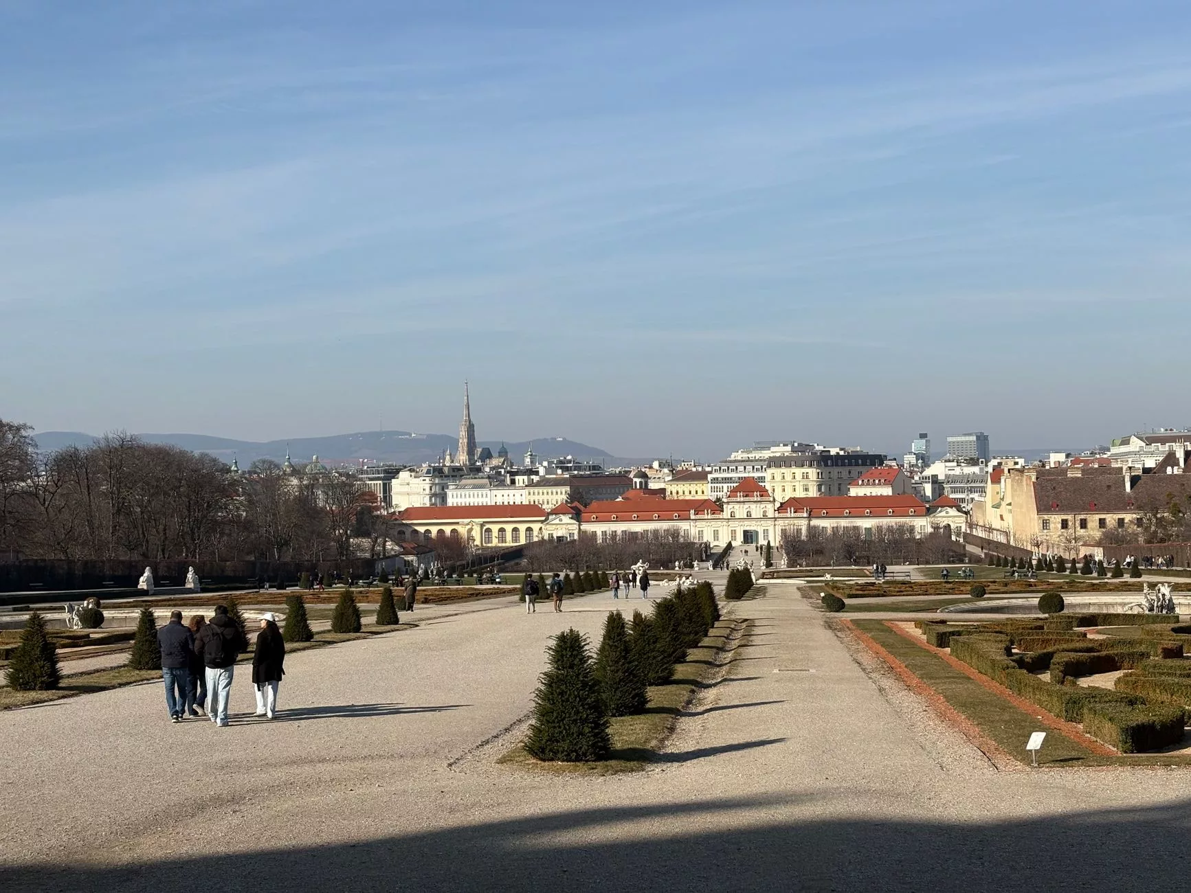Viyana şehrindeki Aziz Stephan Katedrali’nin kulelerinden panoramik bir gün batımı görüntüsü