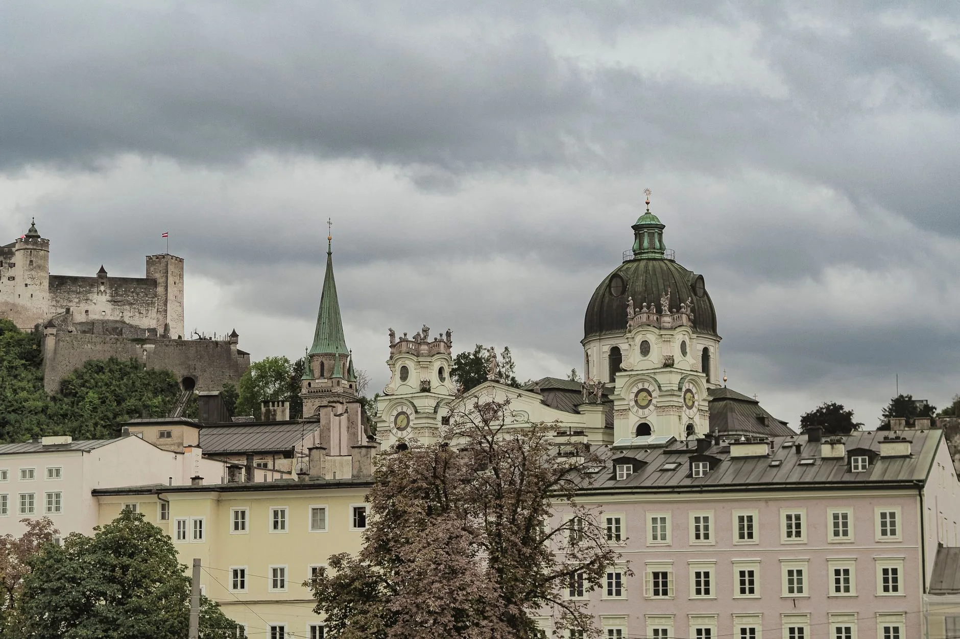 Hohensalzburg Kalesi'nden Salzburg Eski Şehir manzarası