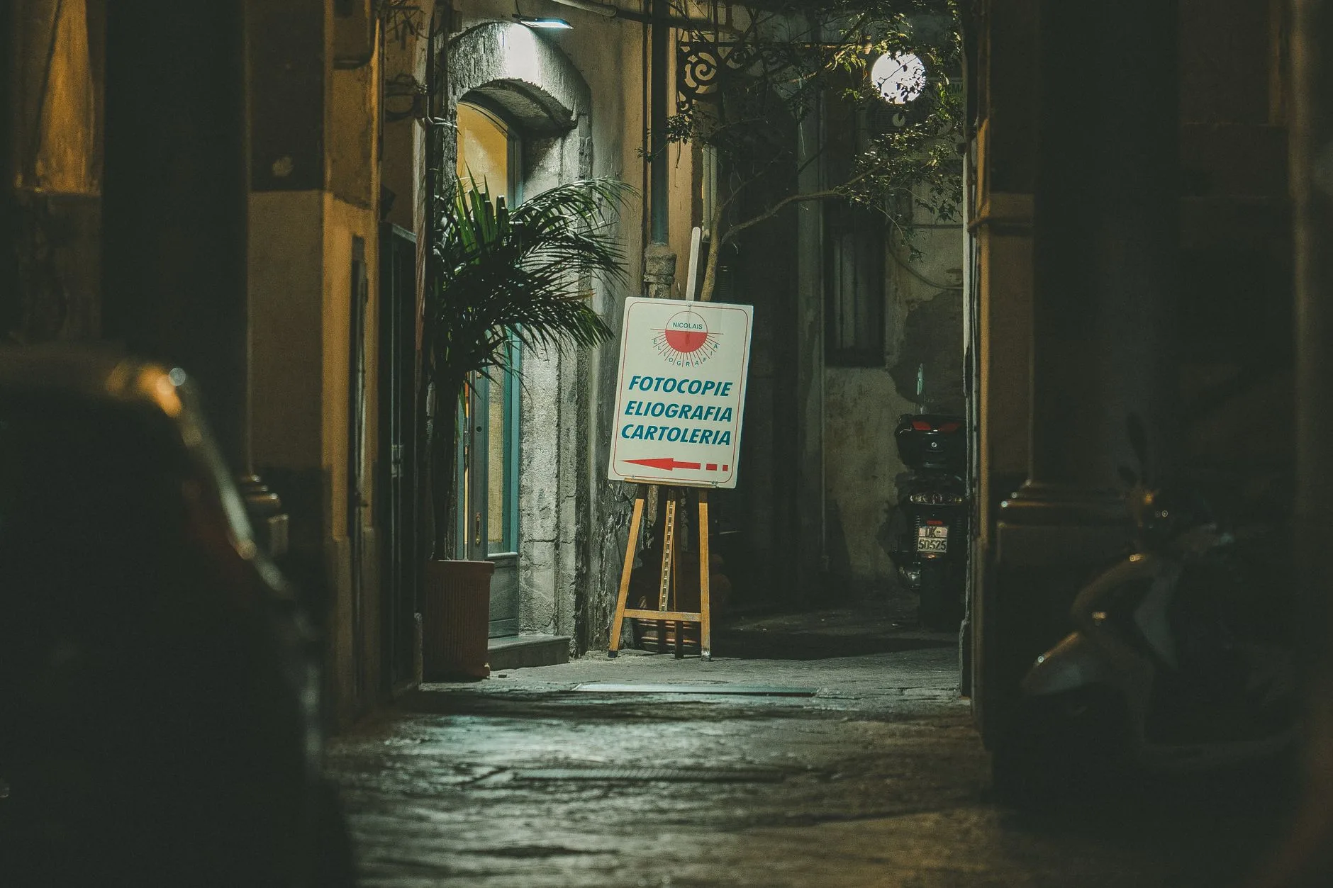 Napoli Spaccanapoli caddesi kalabalık sokak manzarası